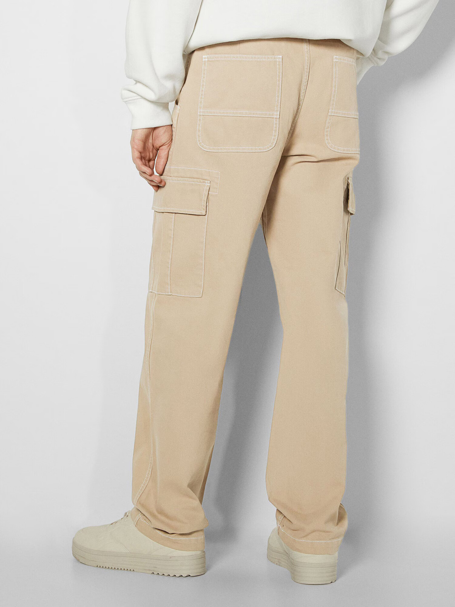 Bershka Pantaloni cu buzunare bej deschis - Pled.ro