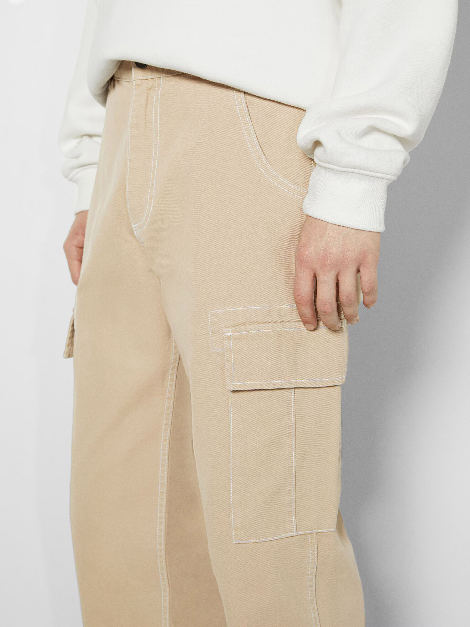 Bershka Pantaloni cu buzunare bej deschis - Pled.ro