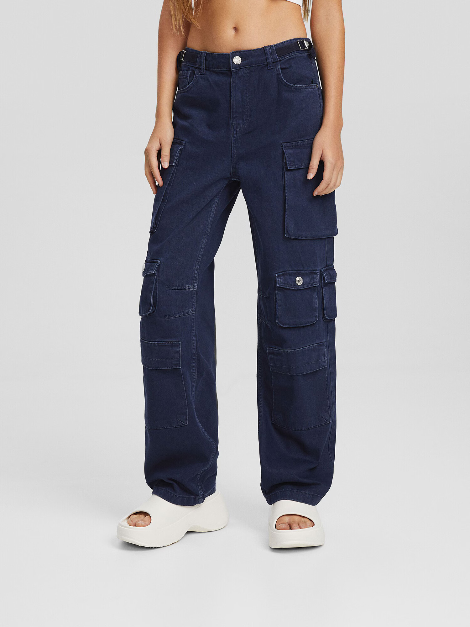 Bershka Pantaloni cu buzunare indigo - Pled.ro