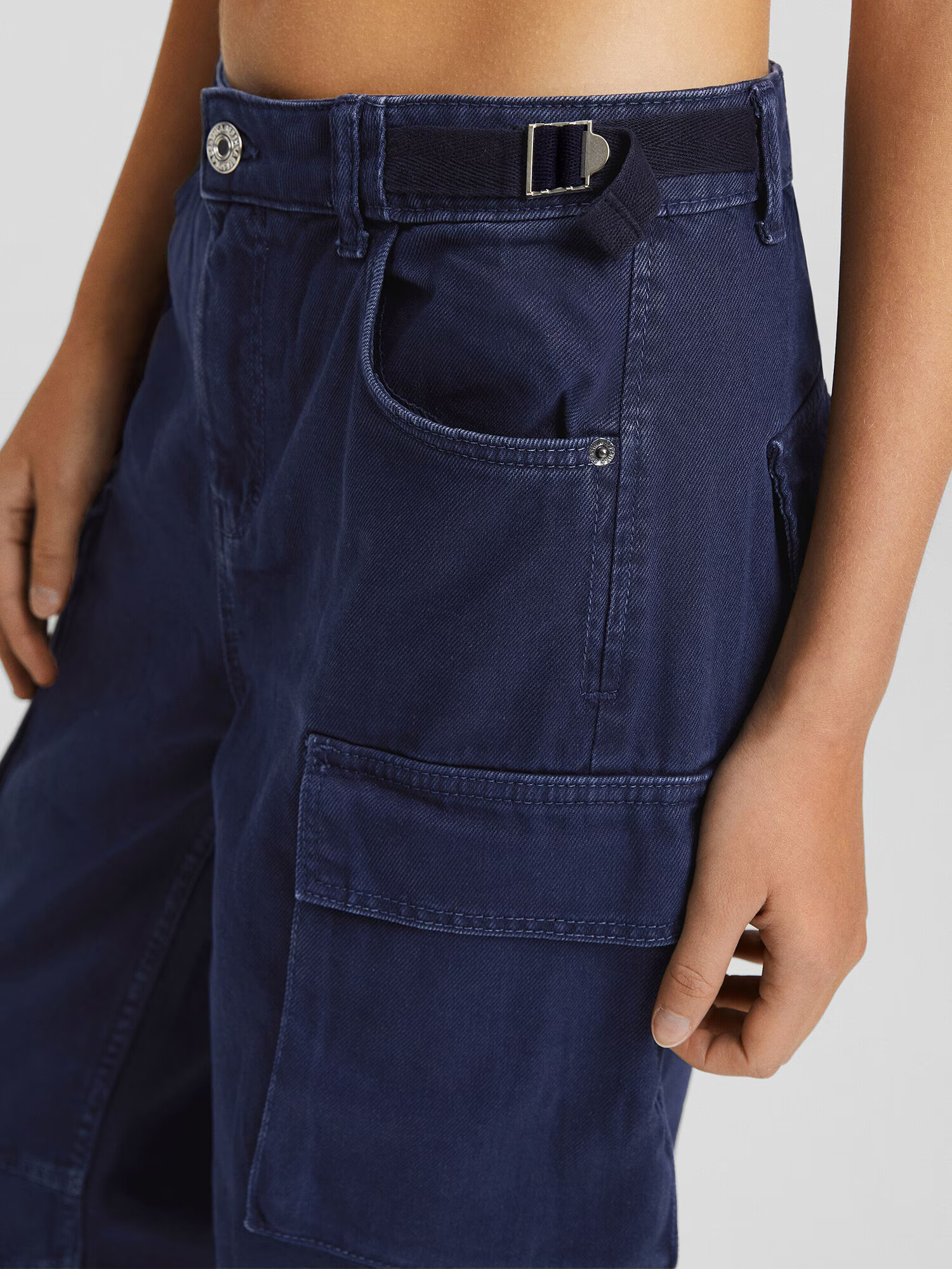 Bershka Pantaloni cu buzunare indigo - Pled.ro