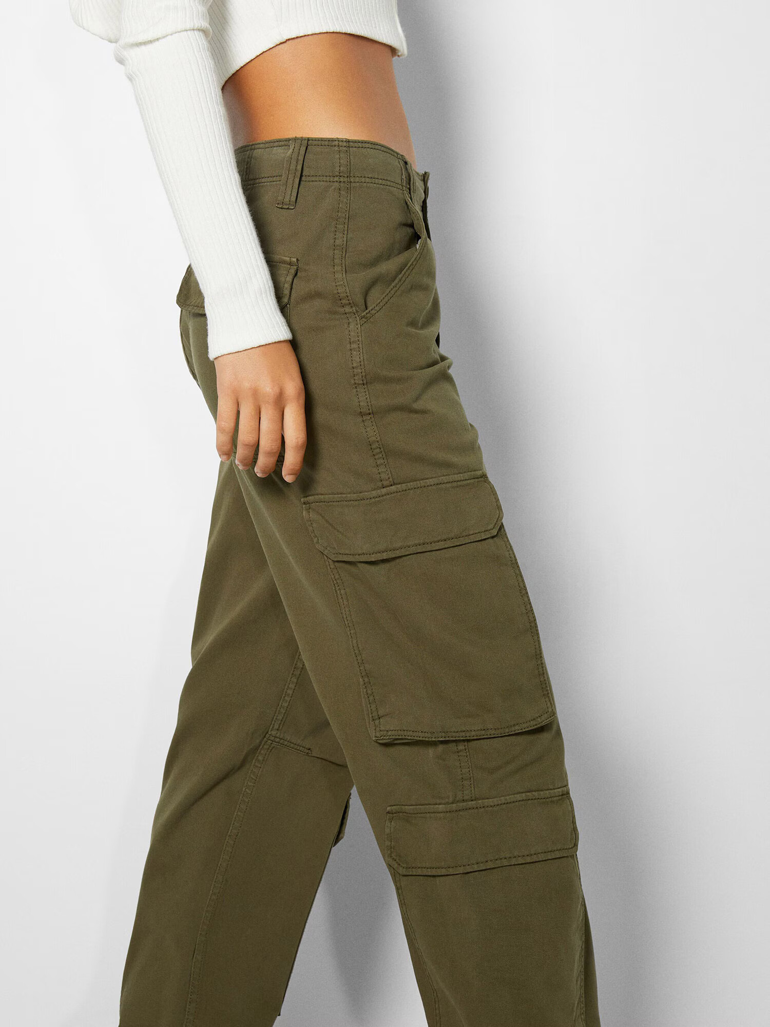 Bershka Pantaloni cu buzunare kaki - Pled.ro