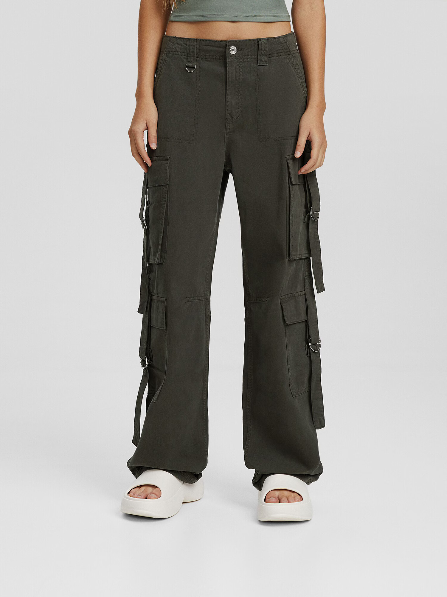 Bershka Pantaloni cu buzunare kaki - Pled.ro