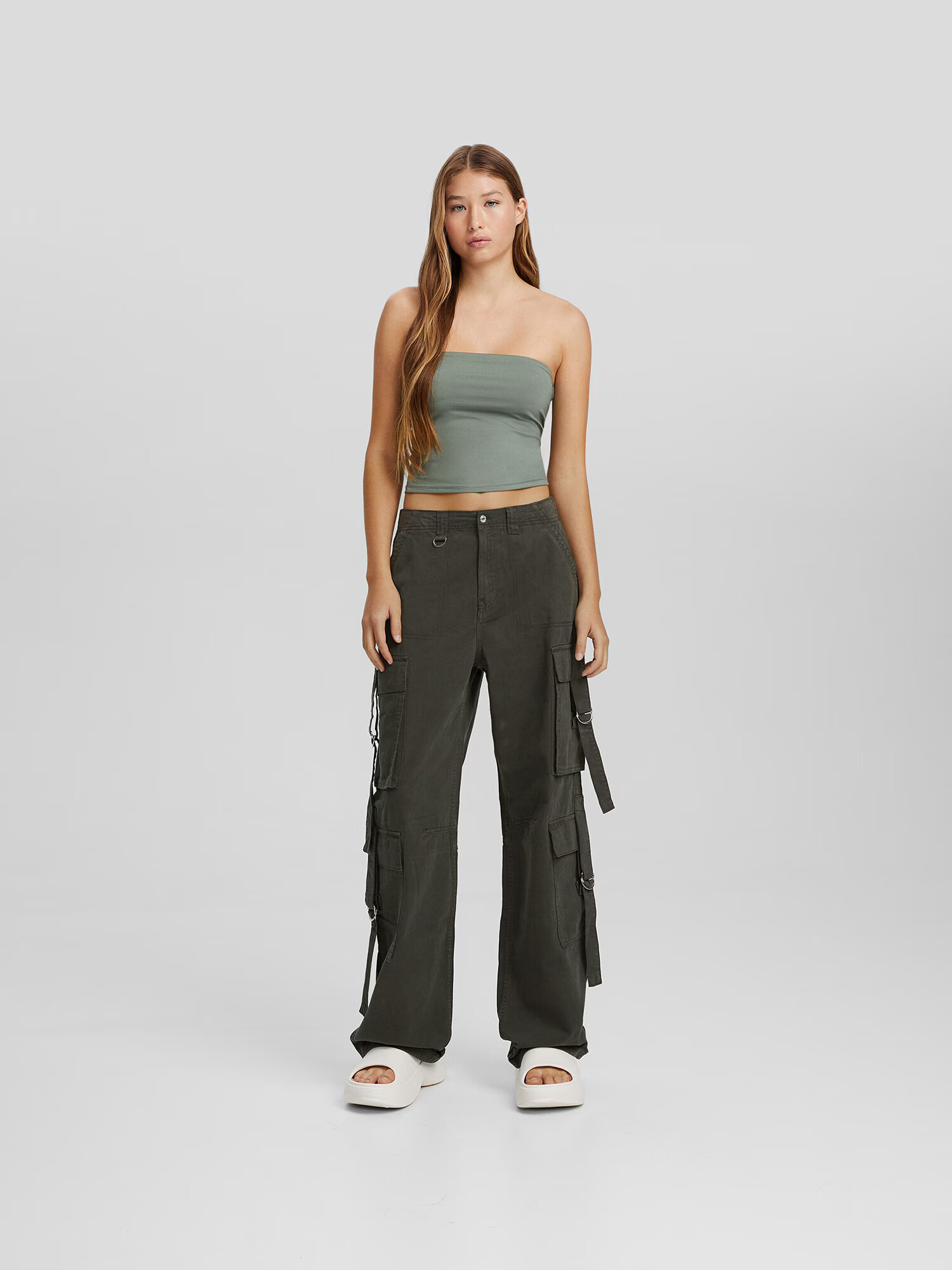 Bershka Pantaloni cu buzunare kaki - Pled.ro