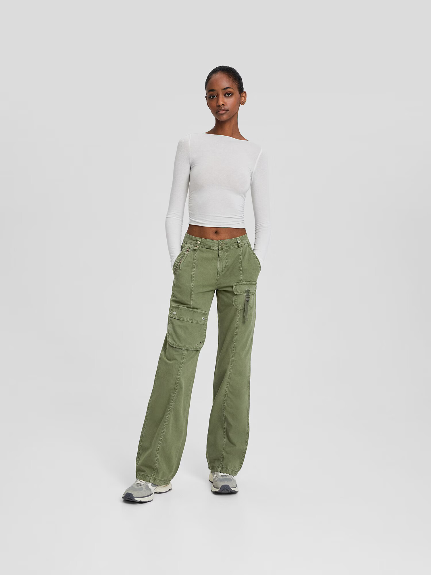 Bershka Pantaloni cu buzunare kaki - Pled.ro