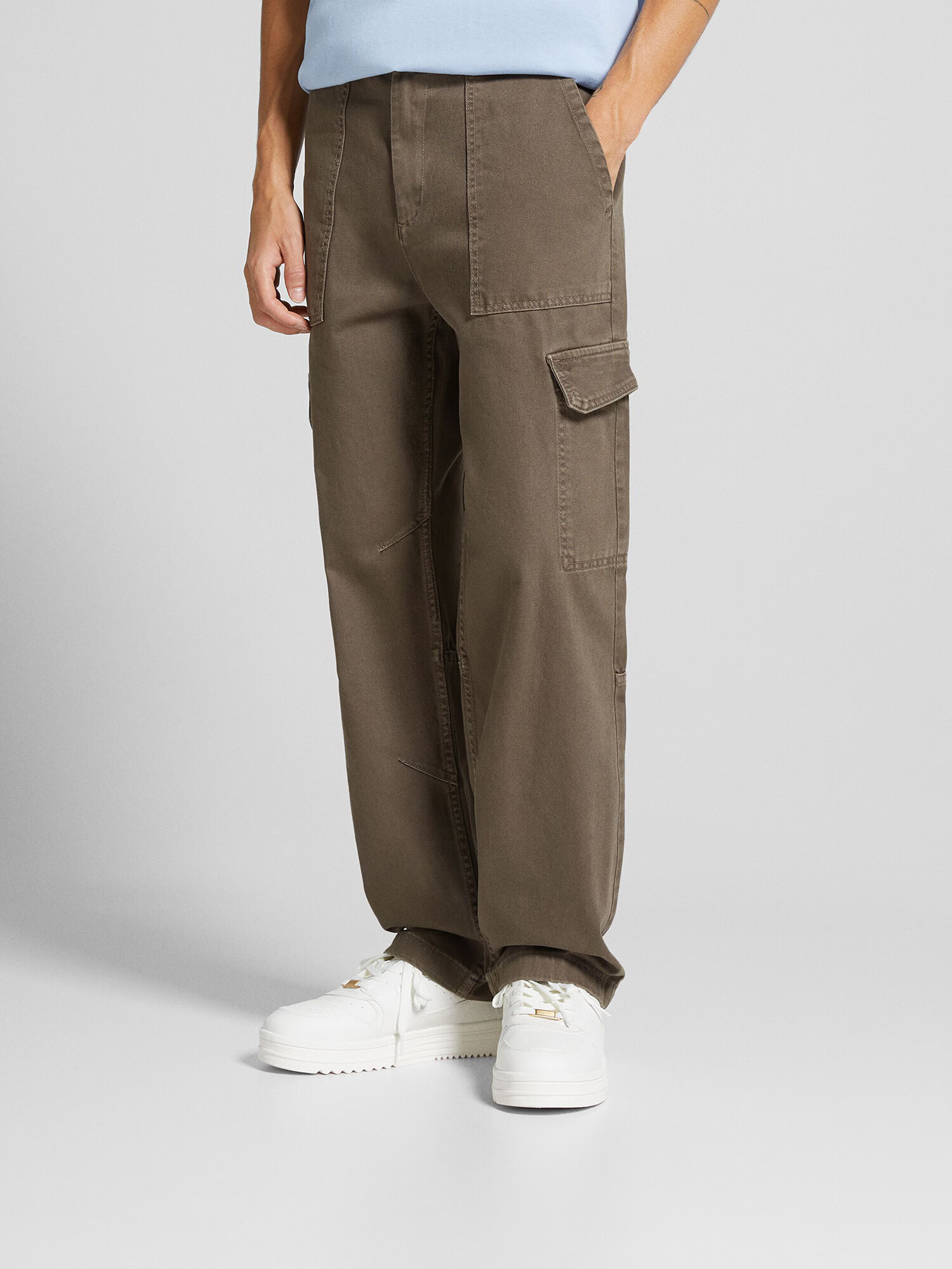 Bershka Pantaloni cu buzunare maro - Pled.ro