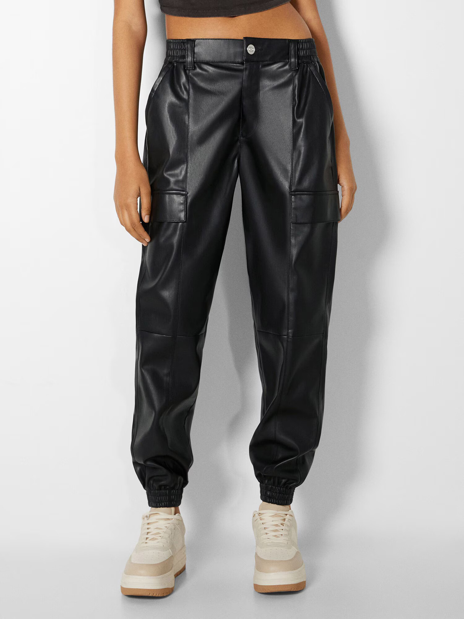 Bershka Pantaloni cu buzunare negru - Pled.ro