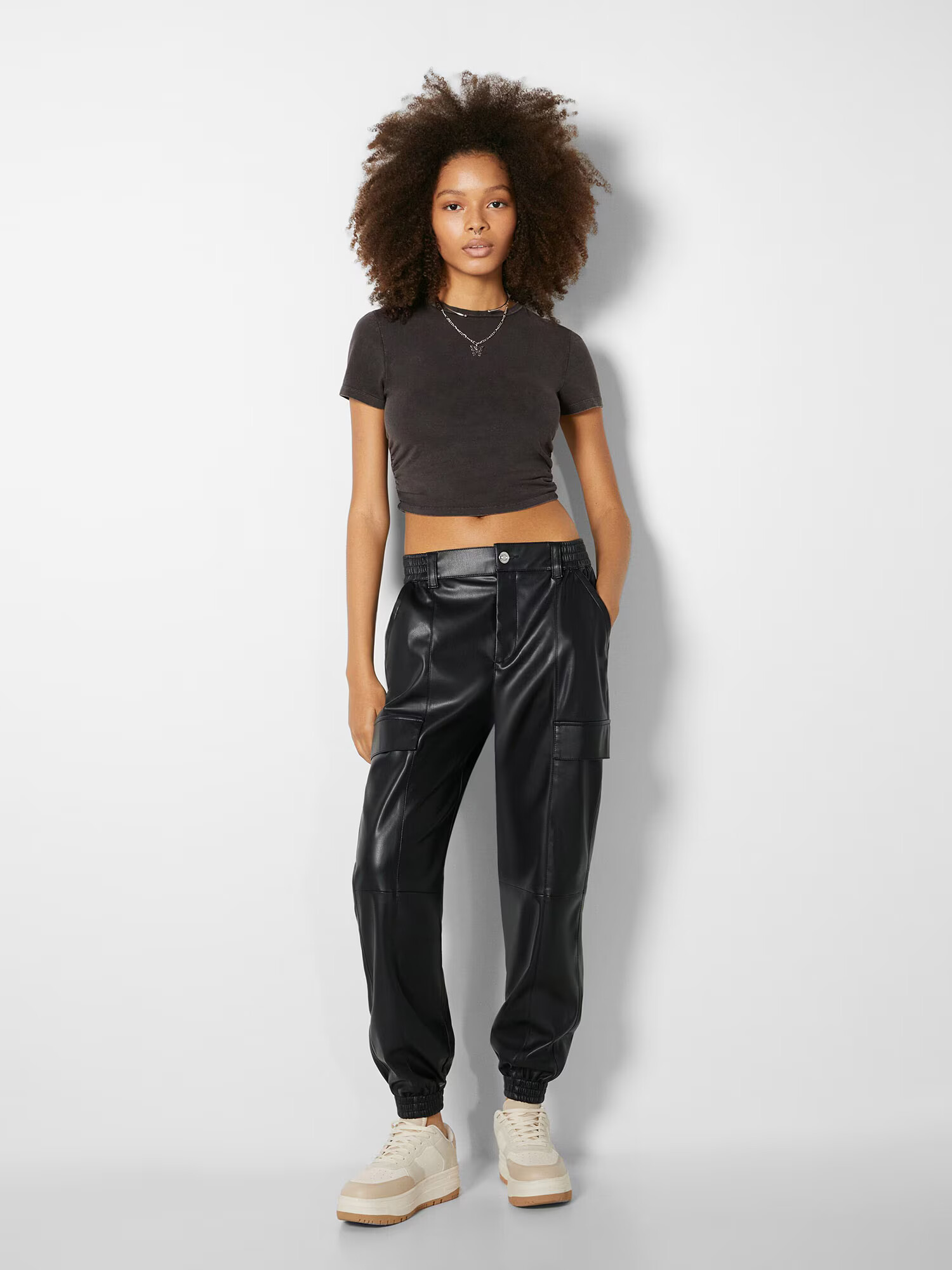 Bershka Pantaloni cu buzunare negru - Pled.ro