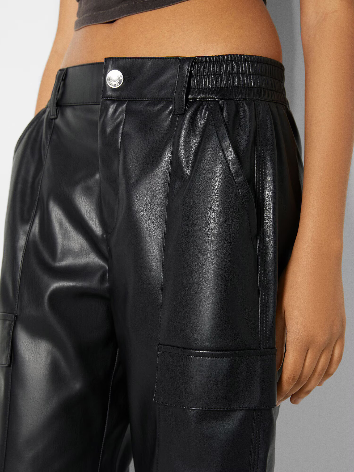 Bershka Pantaloni cu buzunare negru - Pled.ro