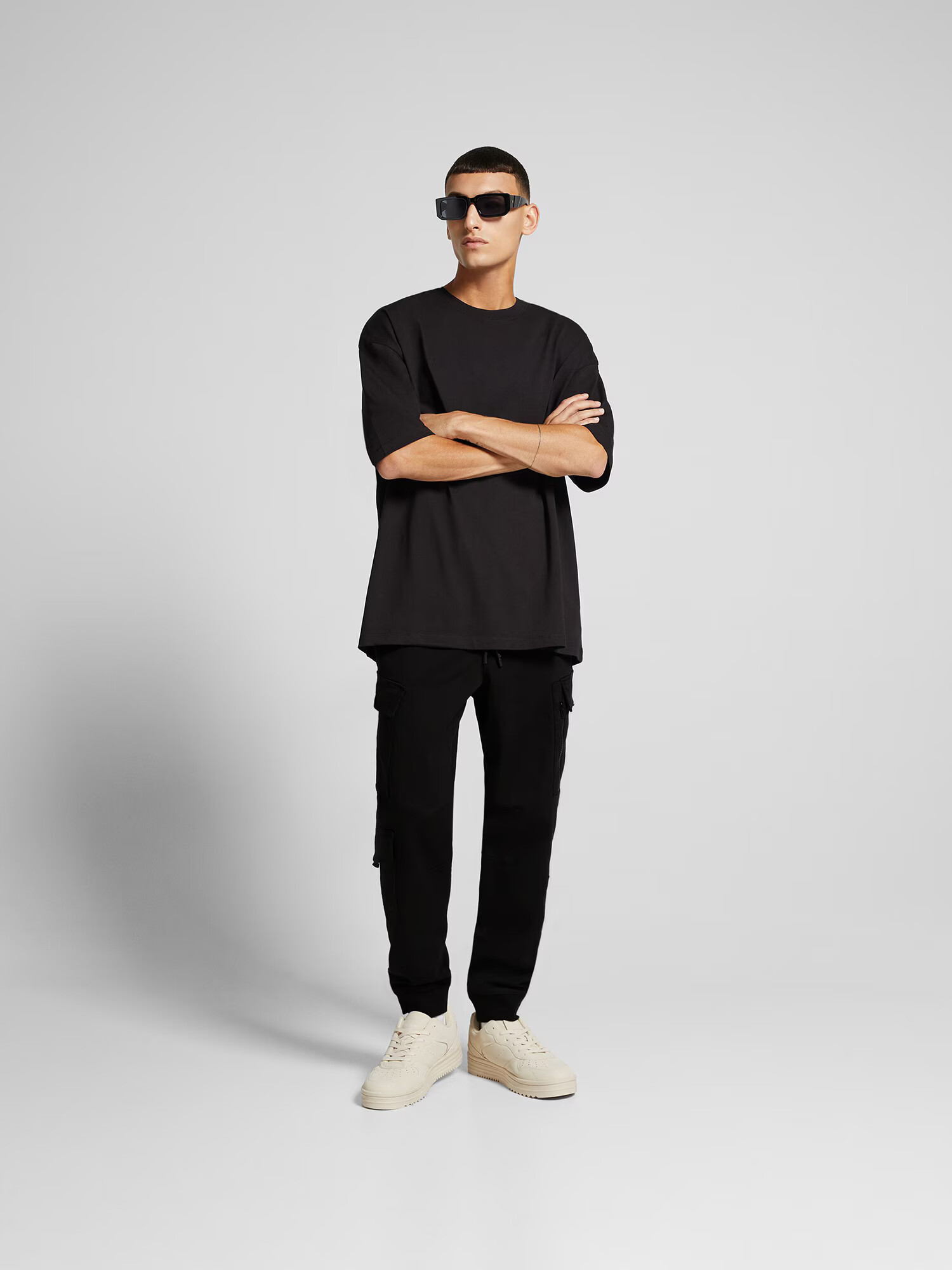 Bershka Pantaloni cu buzunare negru - Pled.ro