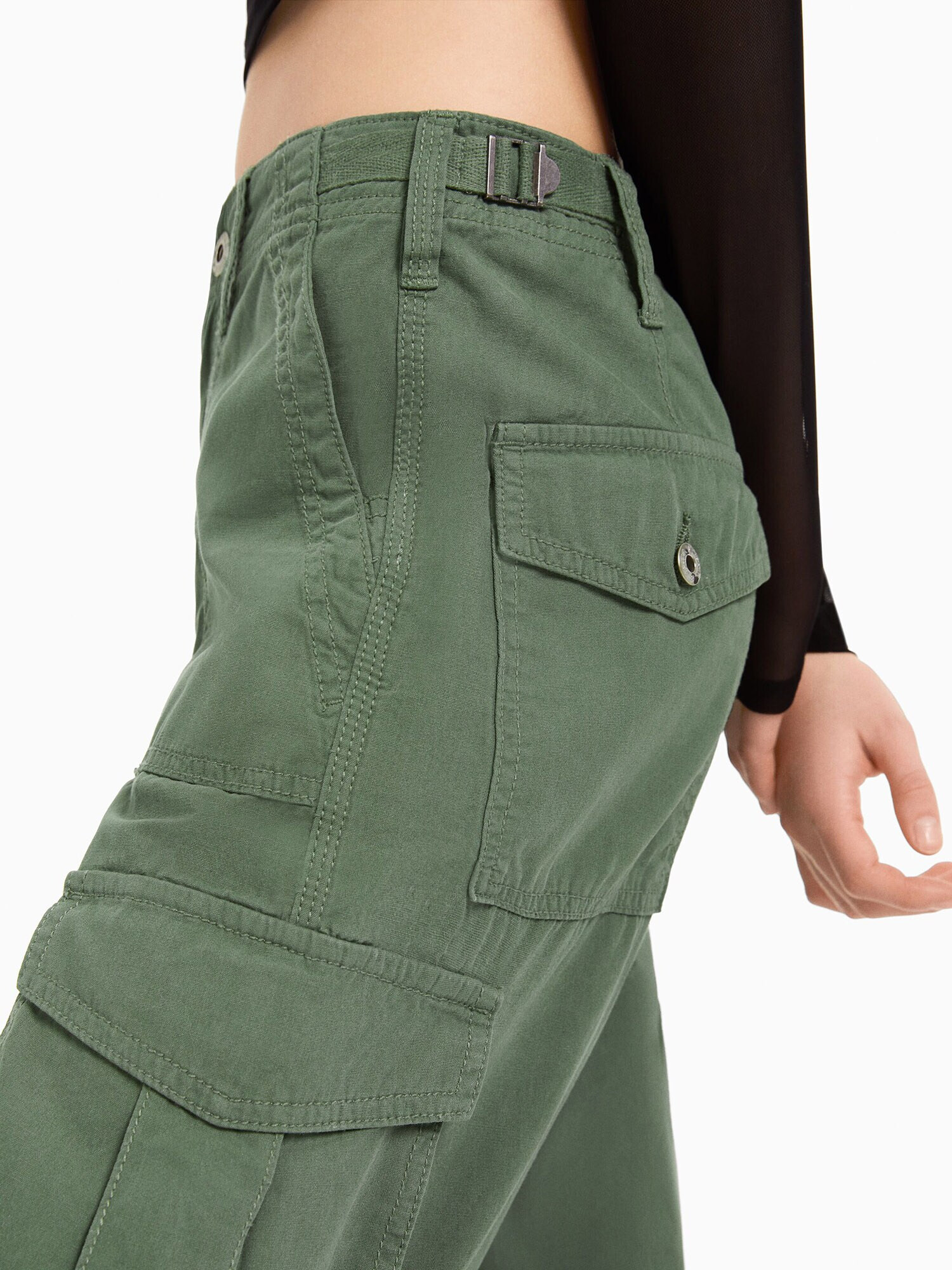 Bershka Pantaloni cu buzunare verde - Pled.ro