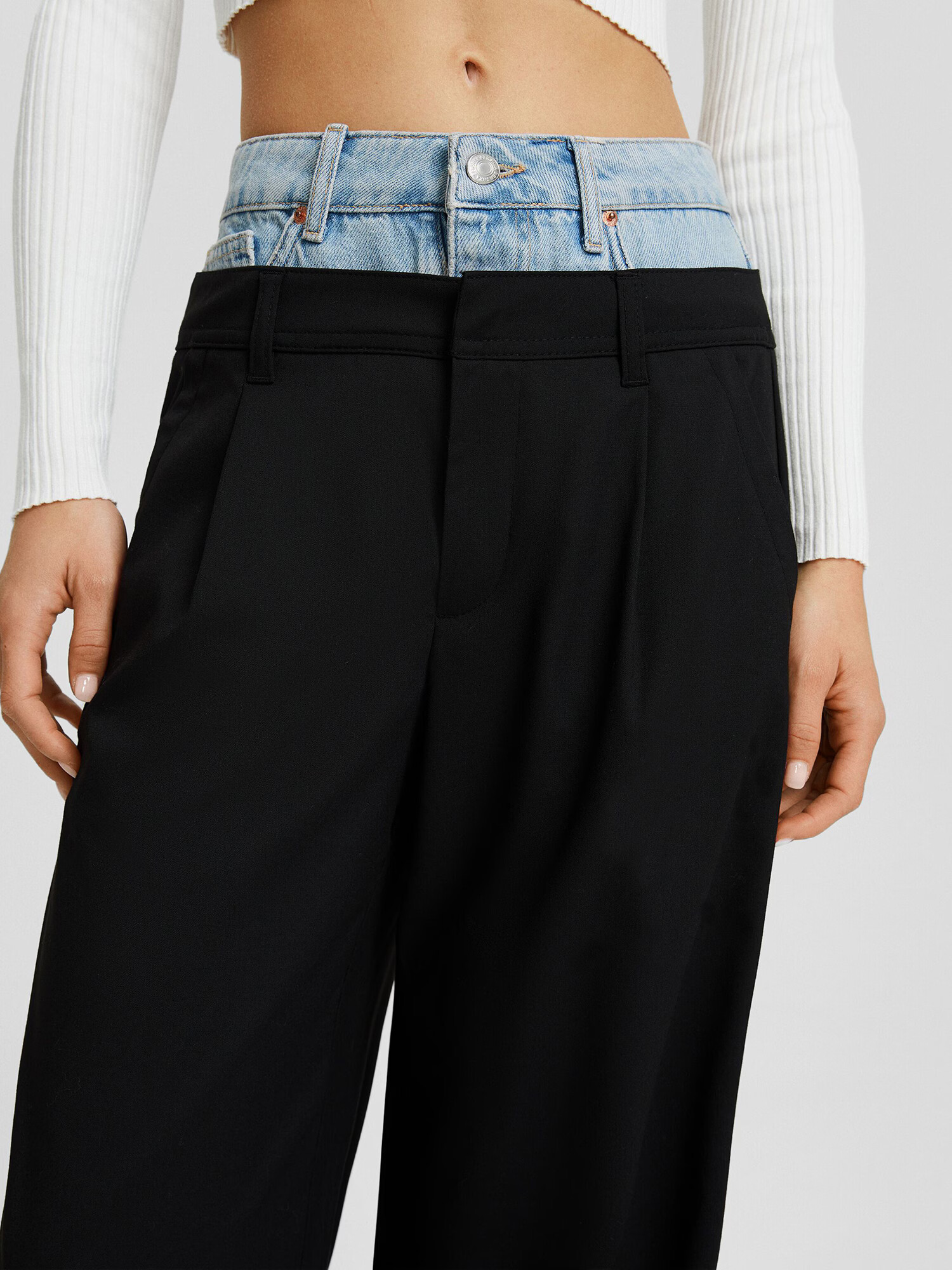 Bershka Pantaloni cutați albastru denim / negru - Pled.ro