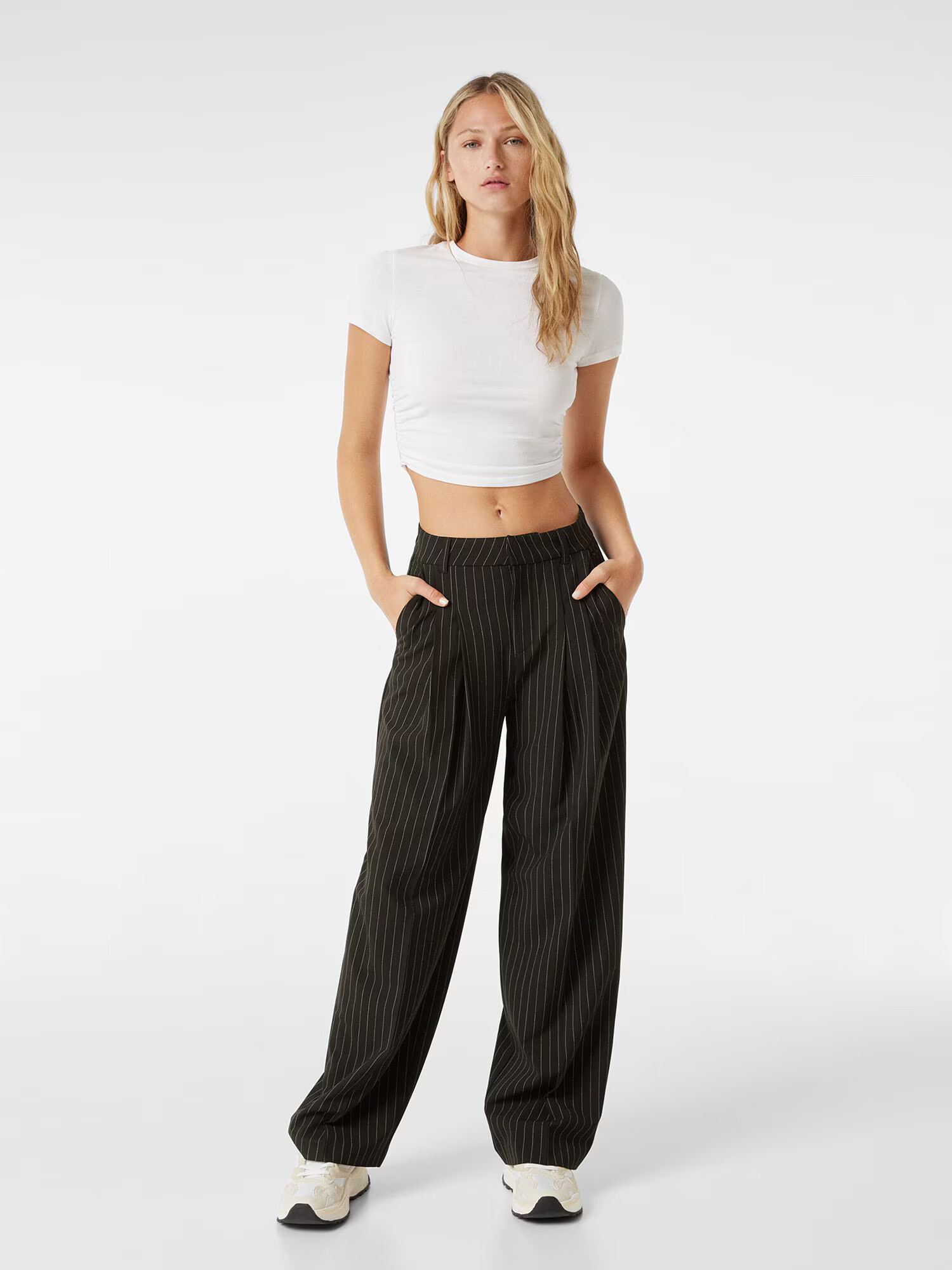 Bershka Pantaloni cutați bej / negru - Pled.ro