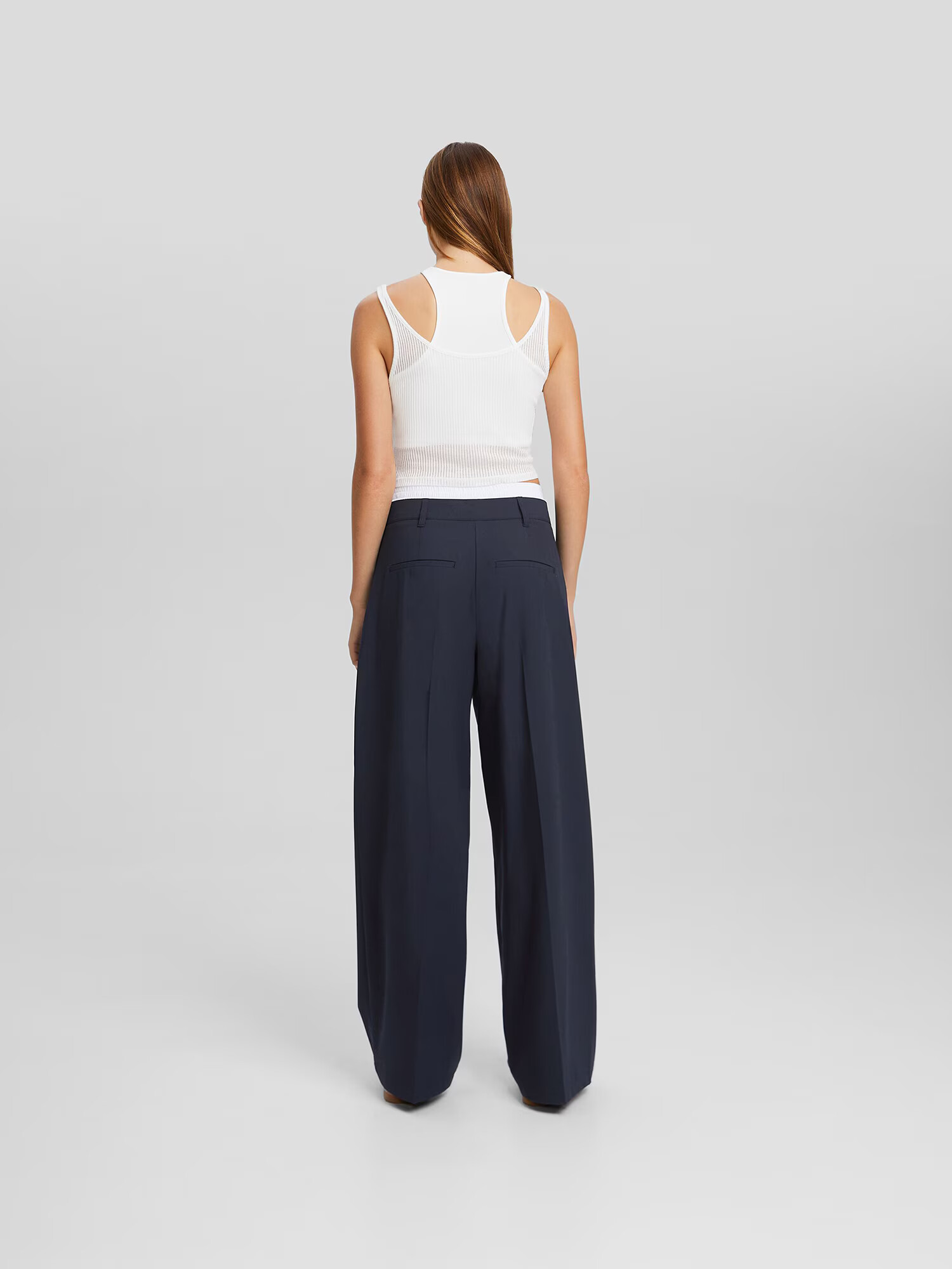 Bershka Pantaloni cutați bleumarin - Pled.ro