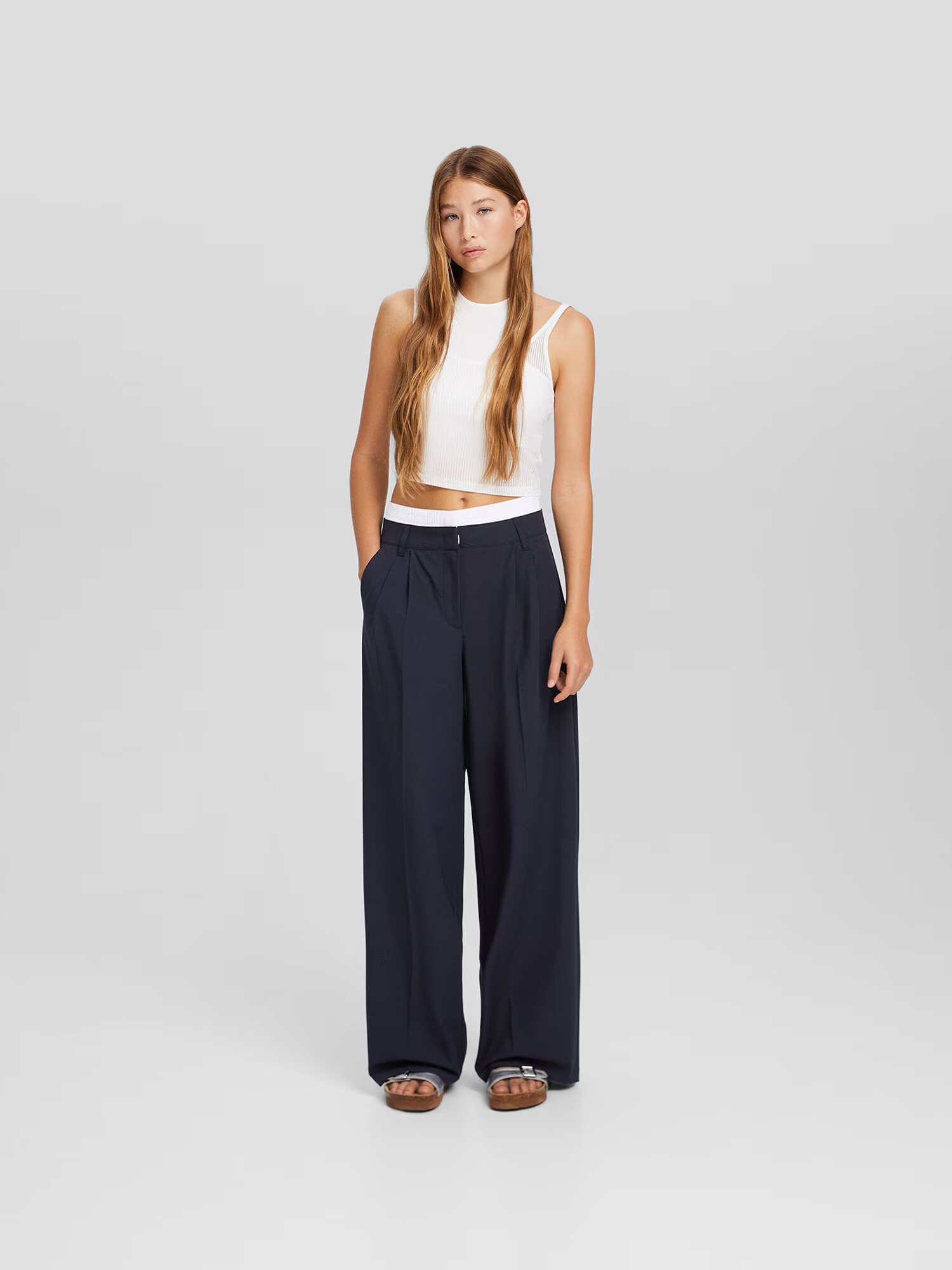 Bershka Pantaloni cutați bleumarin - Pled.ro