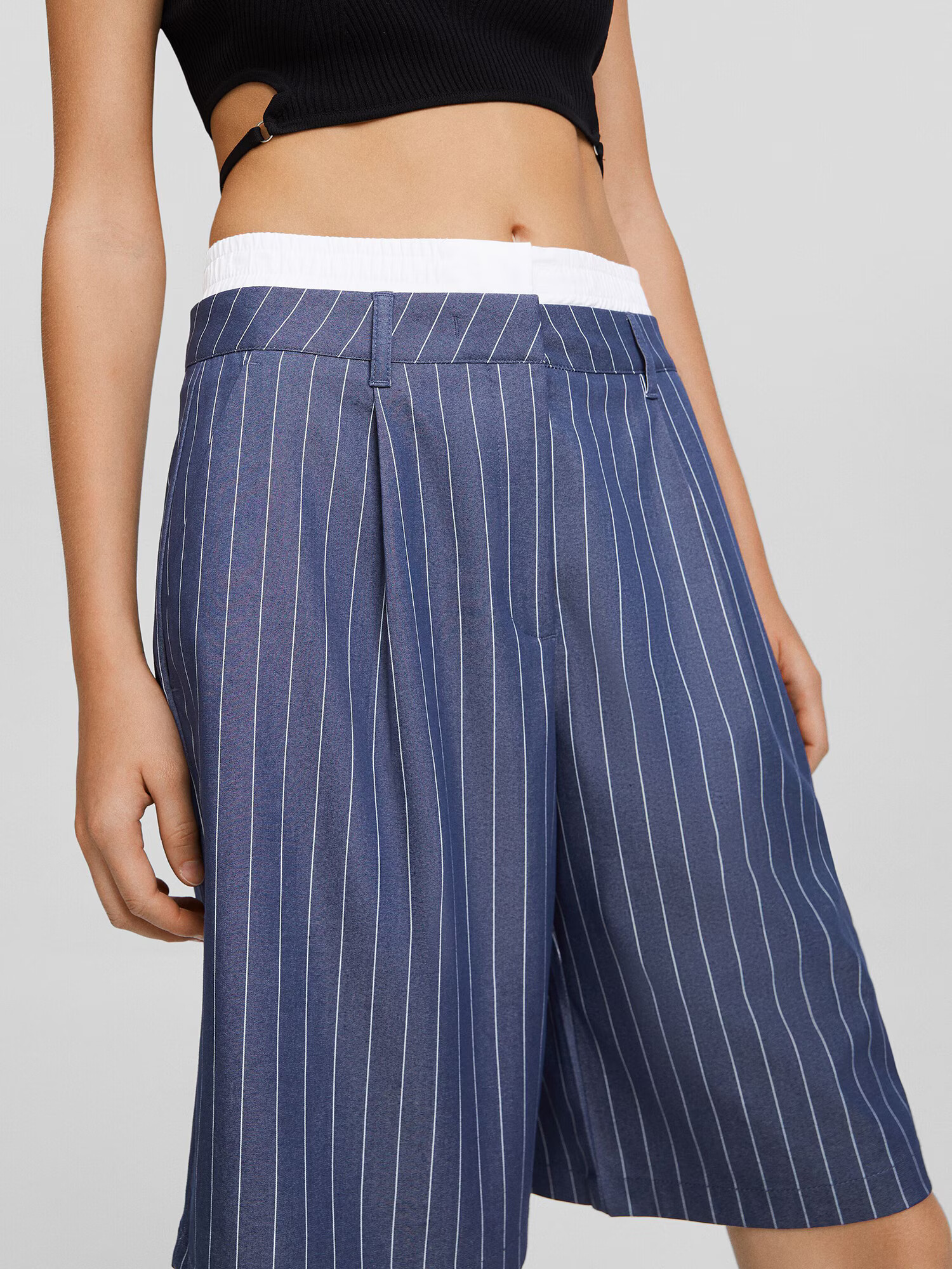 Bershka Pantaloni cutați bleumarin / alb - Pled.ro