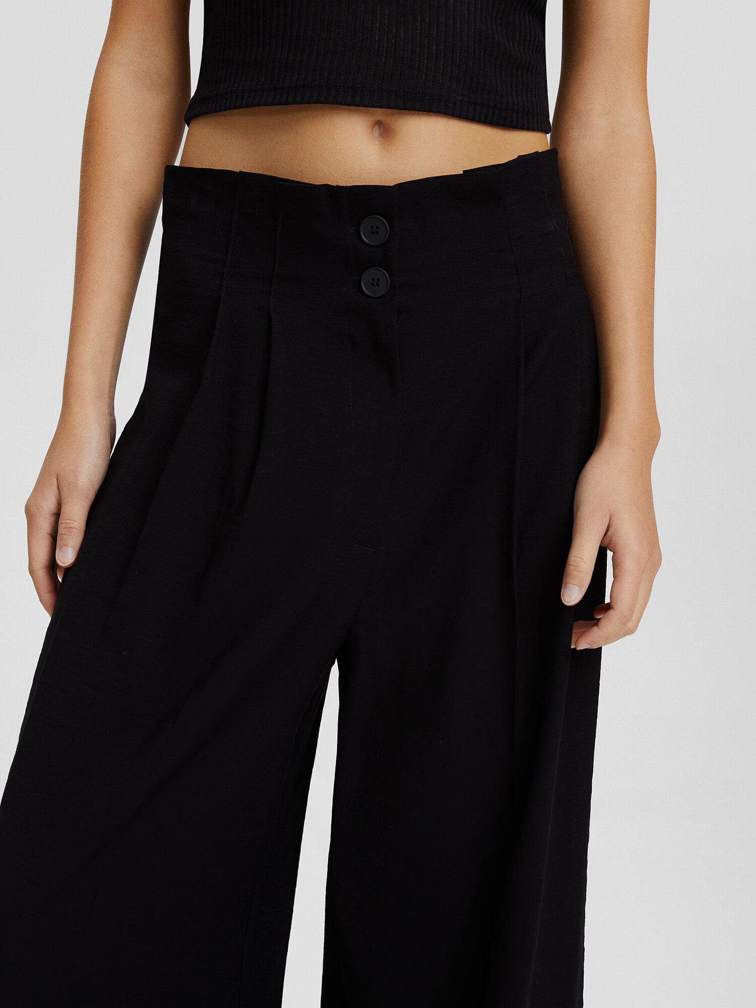 Bershka Pantaloni cutați negru - Pled.ro