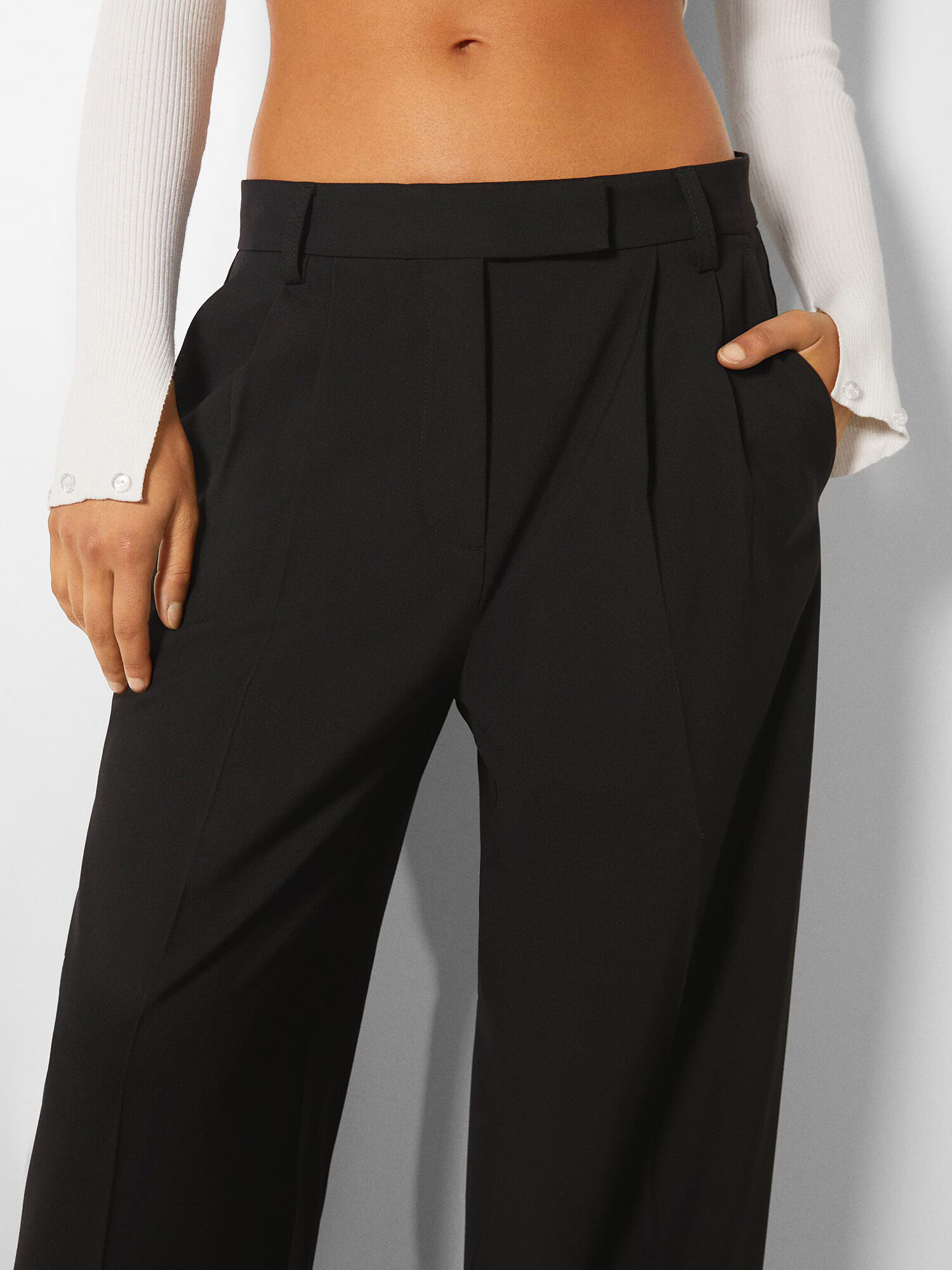 Bershka Pantaloni cutați negru - Pled.ro