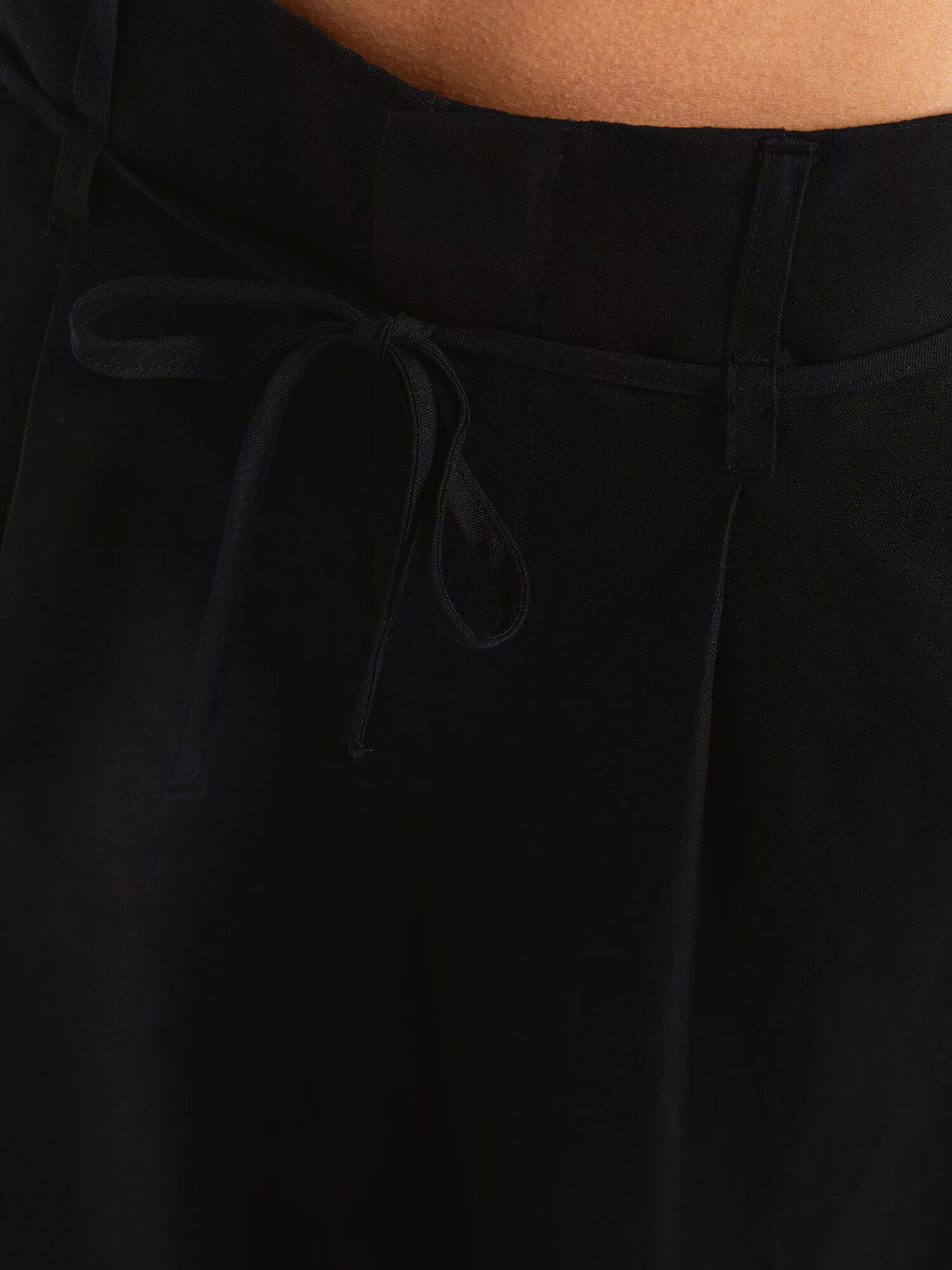 Bershka Pantaloni cutați negru - Pled.ro