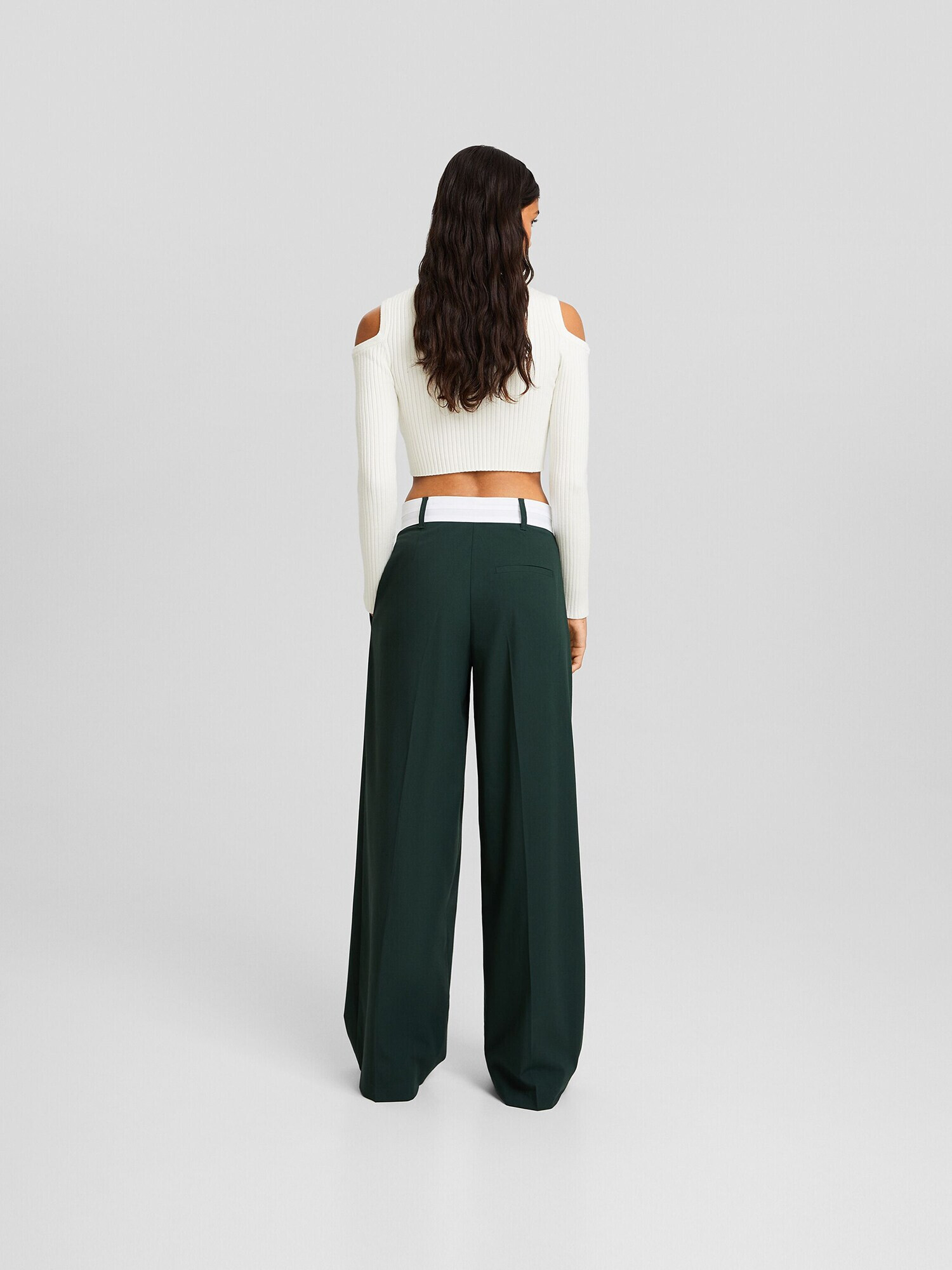 Bershka Pantaloni cutați verde pin / alb - Pled.ro