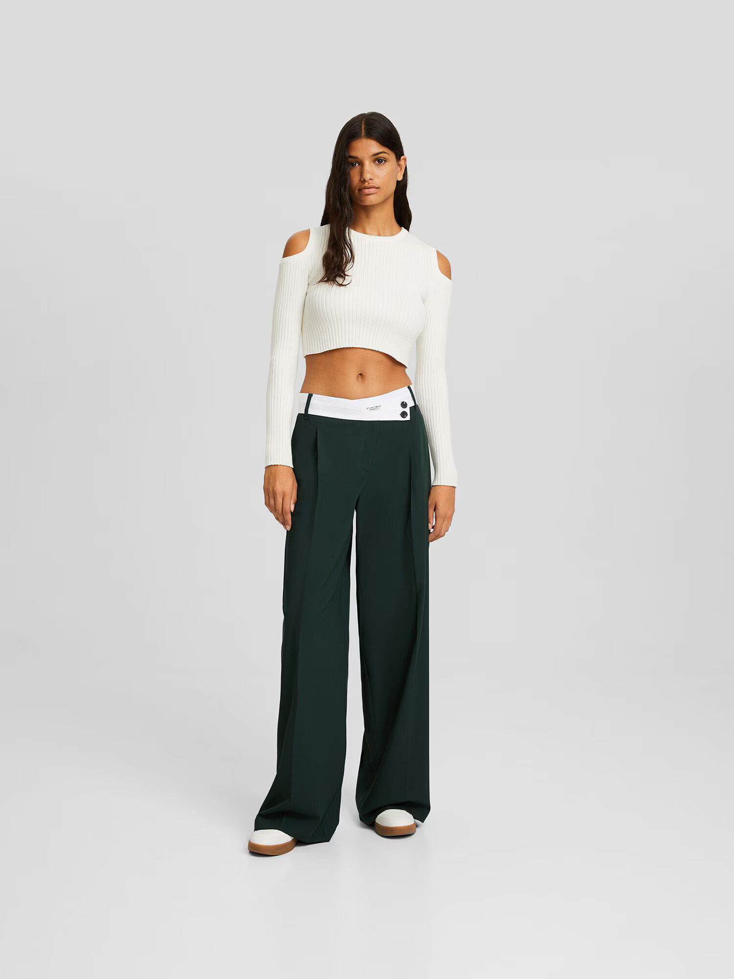 Bershka Pantaloni cutați verde pin / alb - Pled.ro