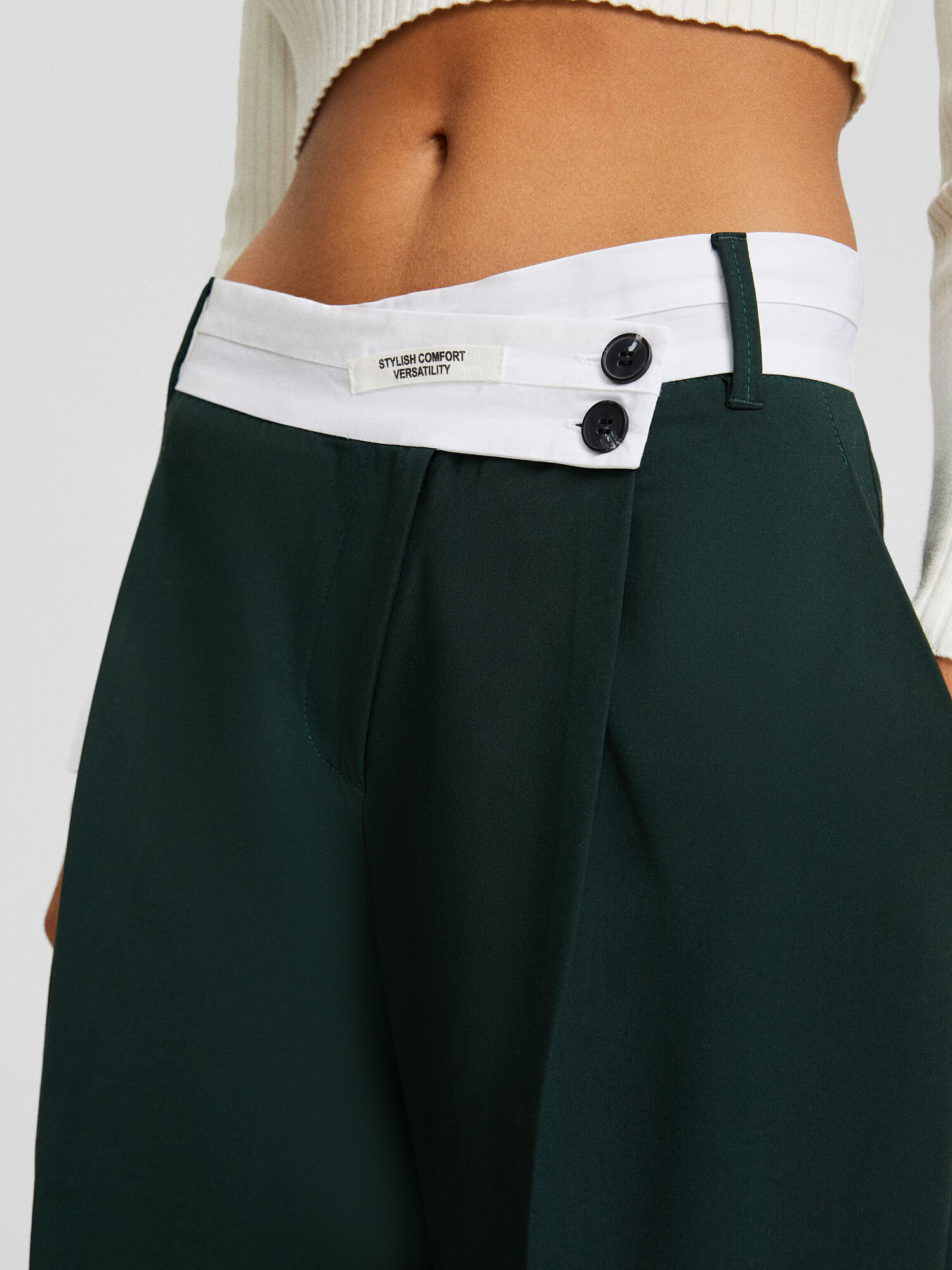 Bershka Pantaloni cutați verde pin / alb - Pled.ro