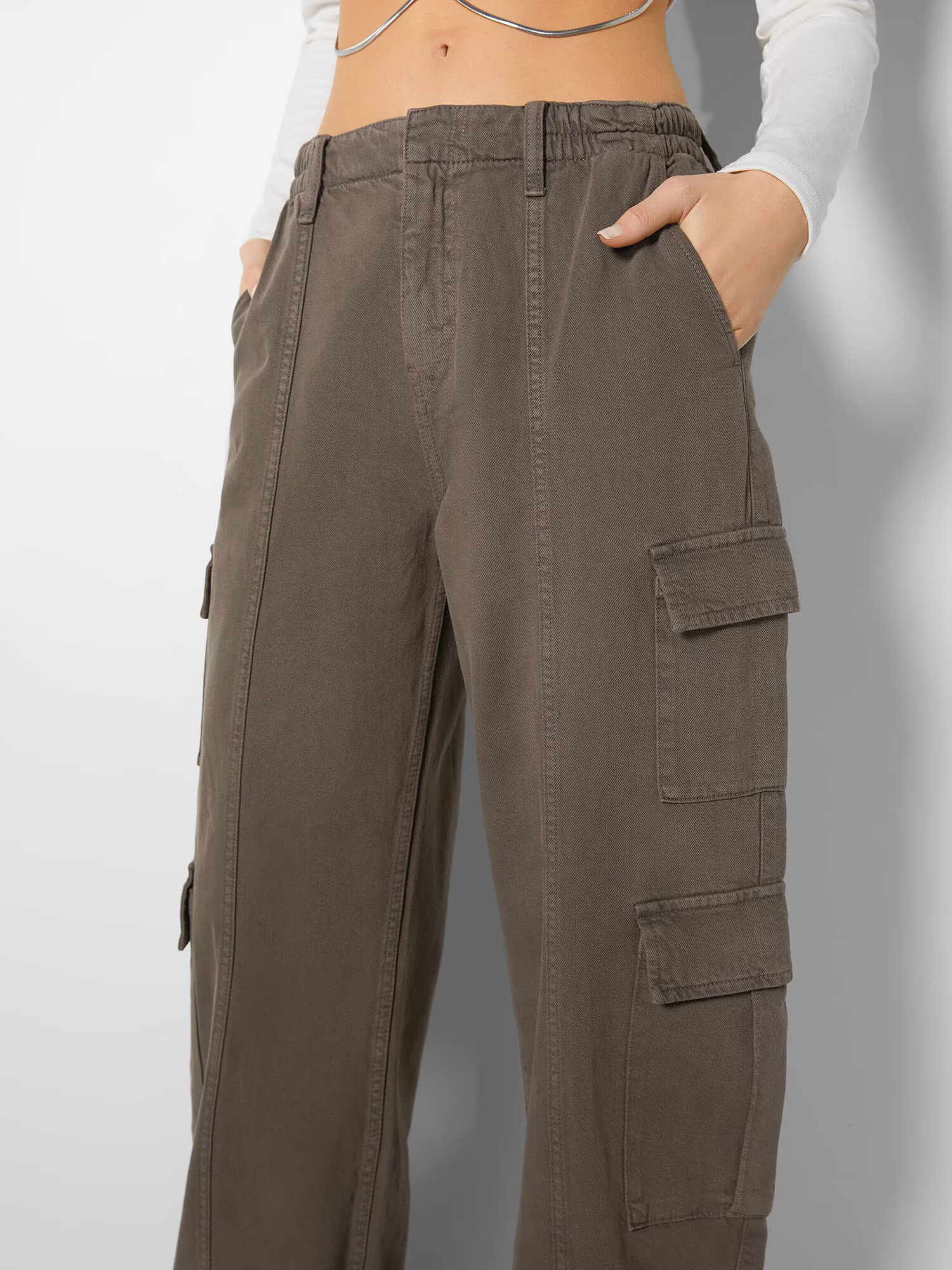 Bershka Pantaloni eleganți maro - Pled.ro