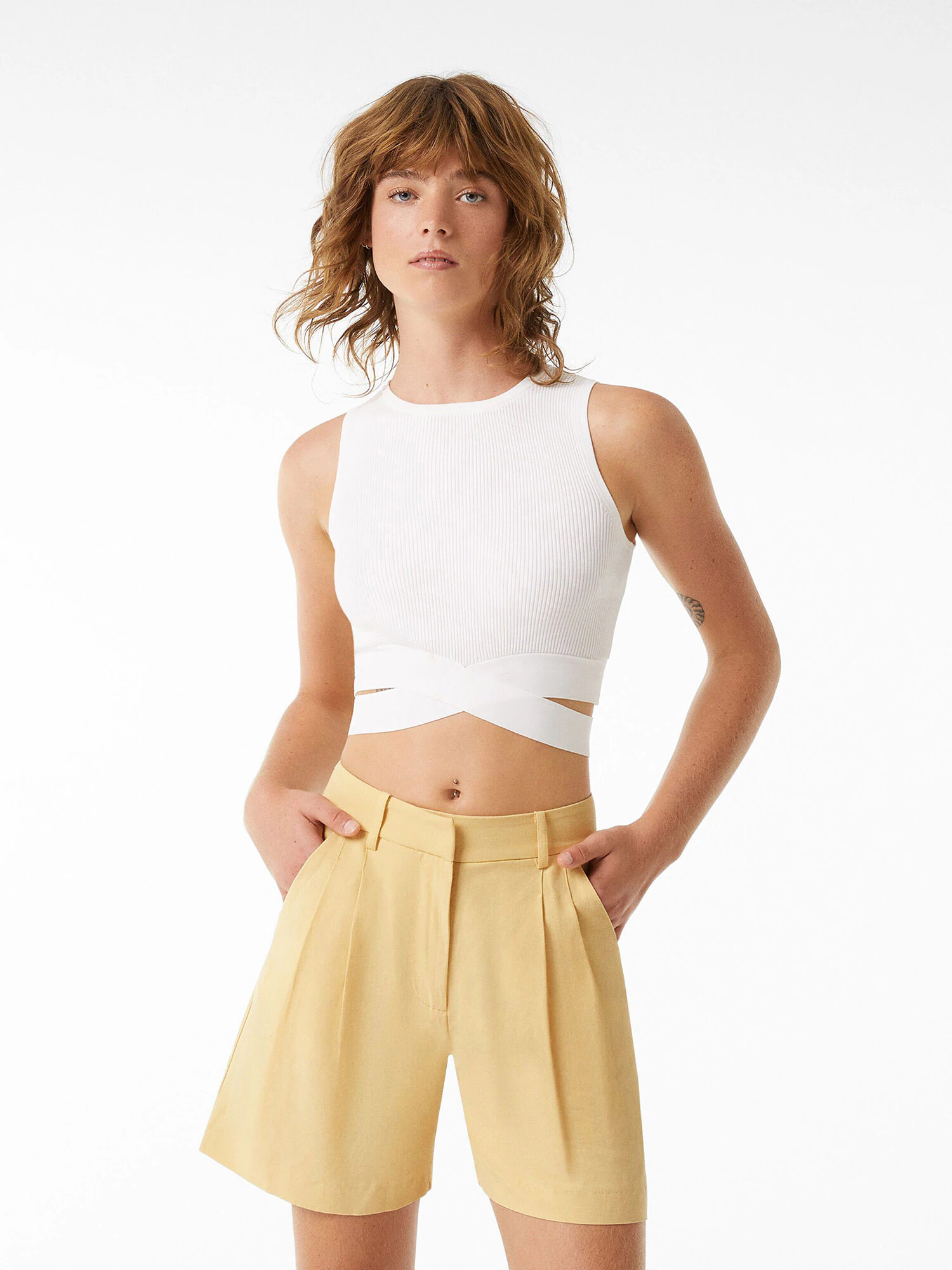 Bershka Pantaloni galben - Pled.ro