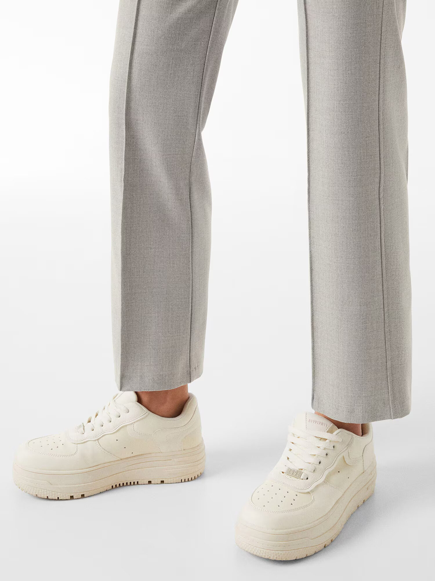 Bershka Pantaloni gri deschis - Pled.ro