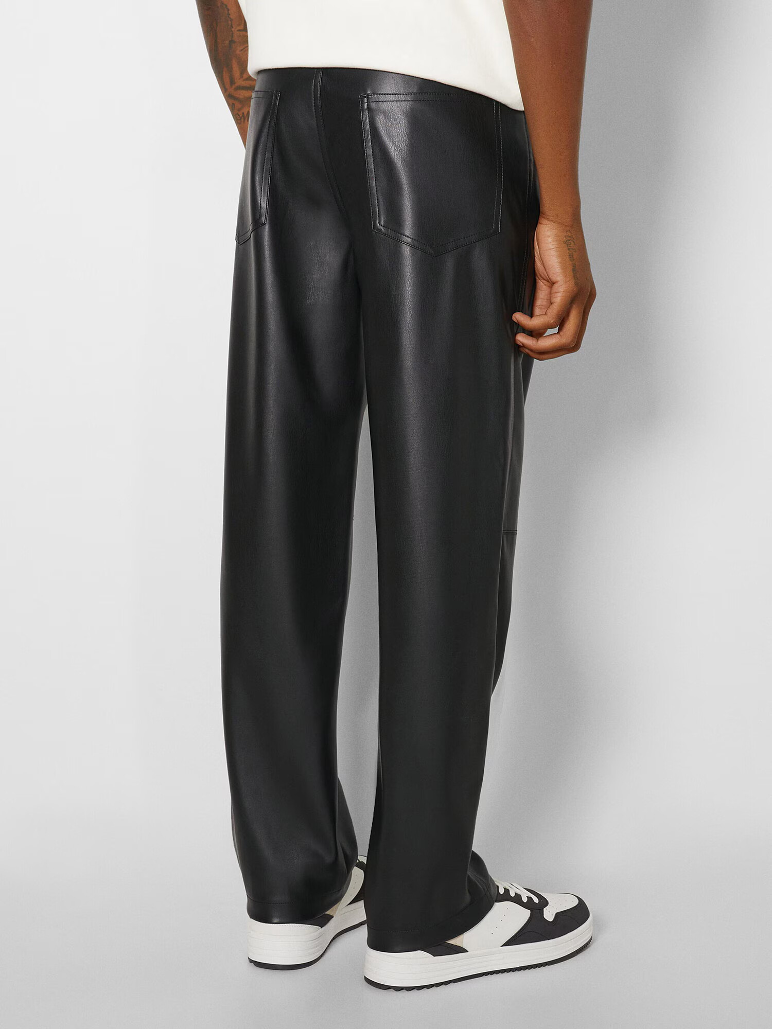 Bershka Pantaloni negru - Pled.ro