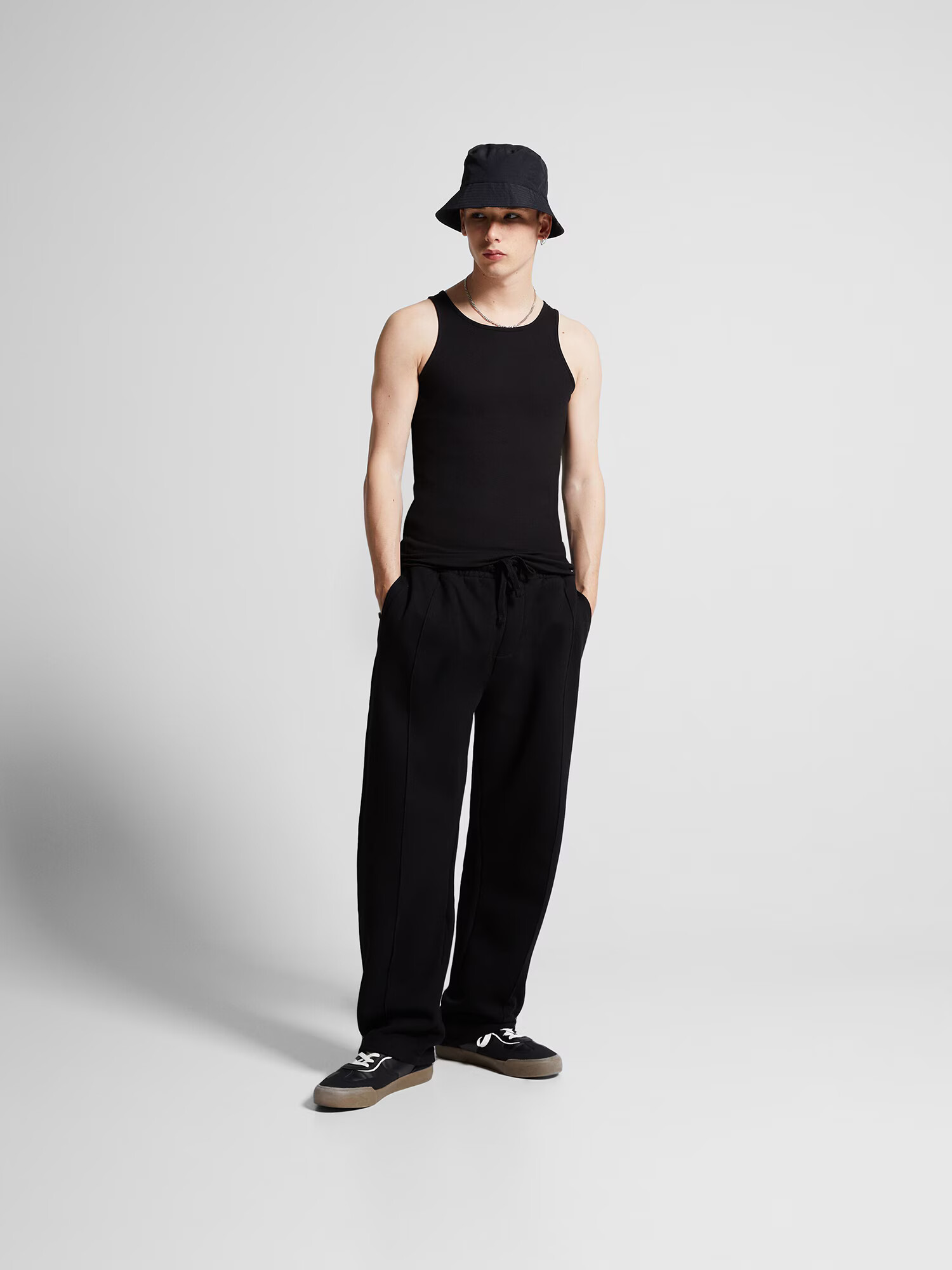 Bershka Pantaloni negru - Pled.ro