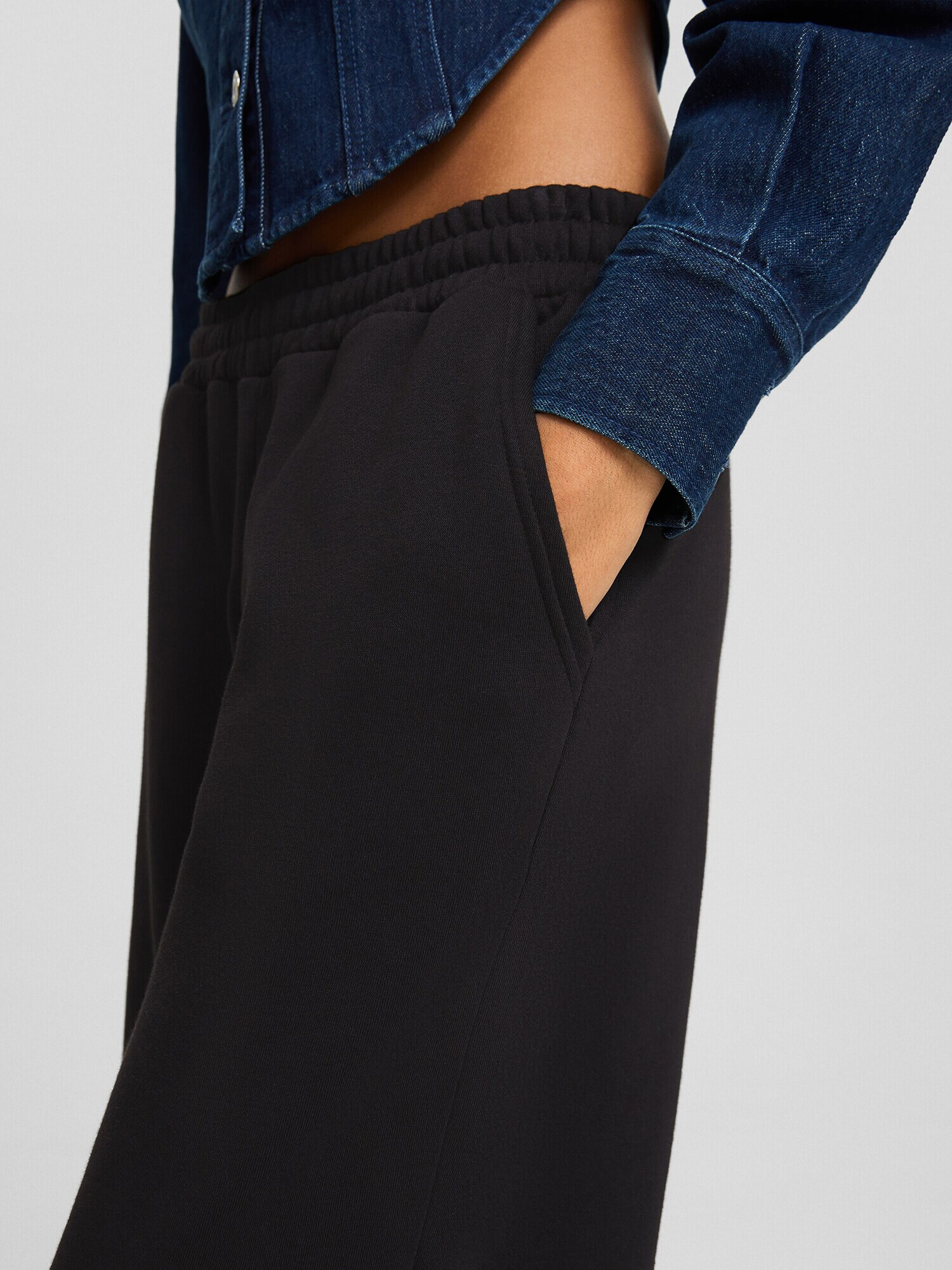 Bershka Pantaloni negru - Pled.ro