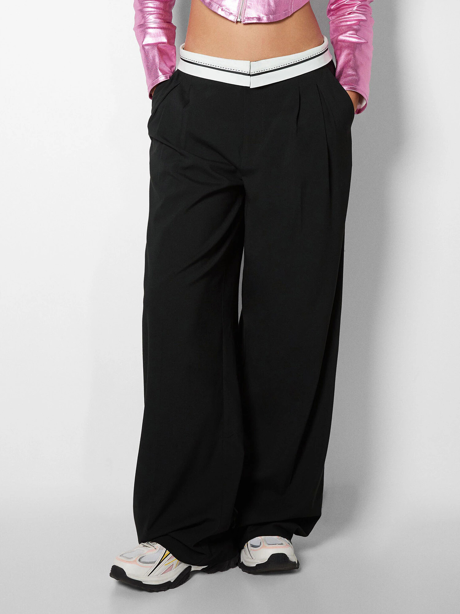 Bershka Pantaloni negru / alb - Pled.ro