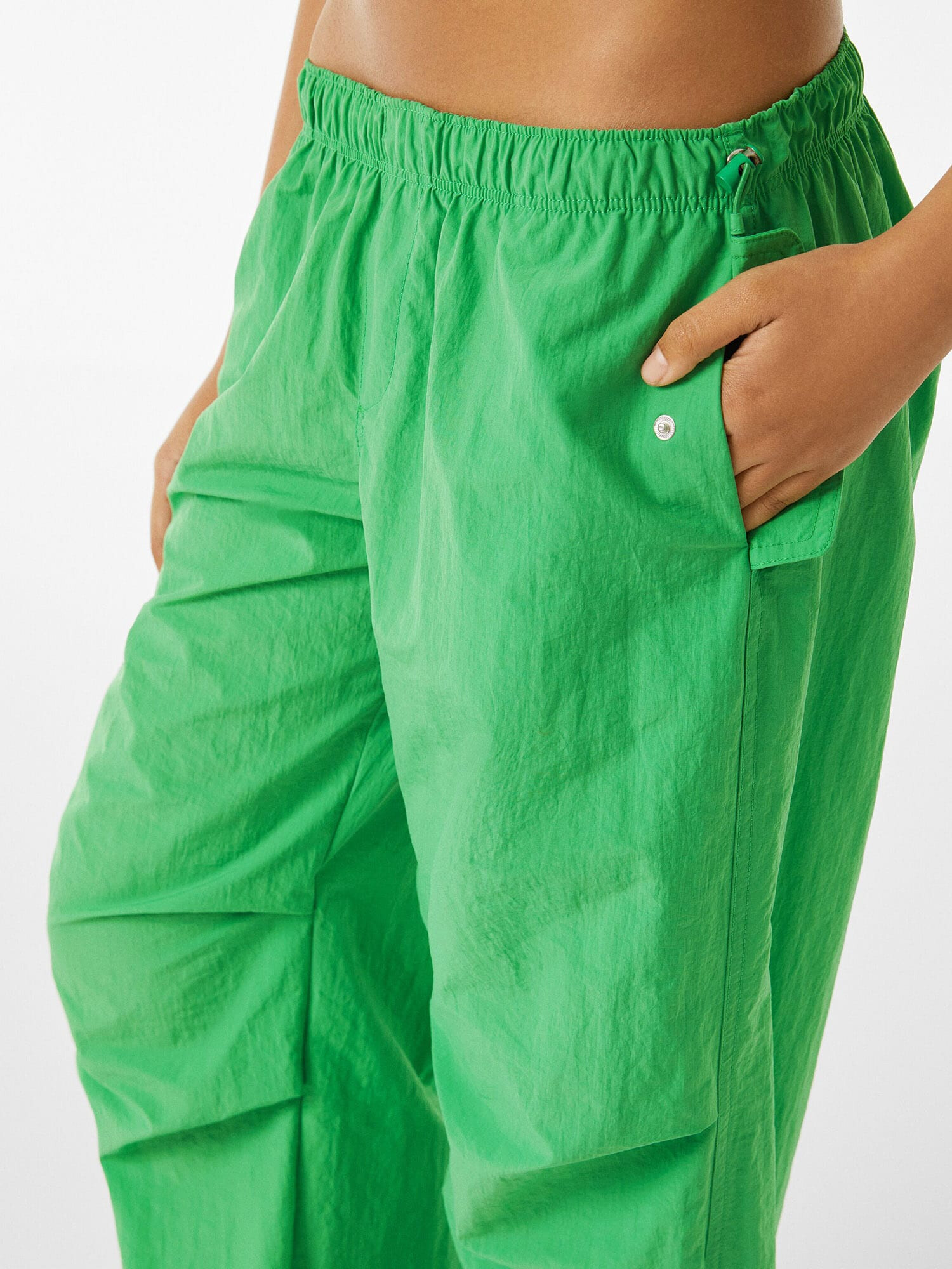 Bershka Pantaloni verde - Pled.ro