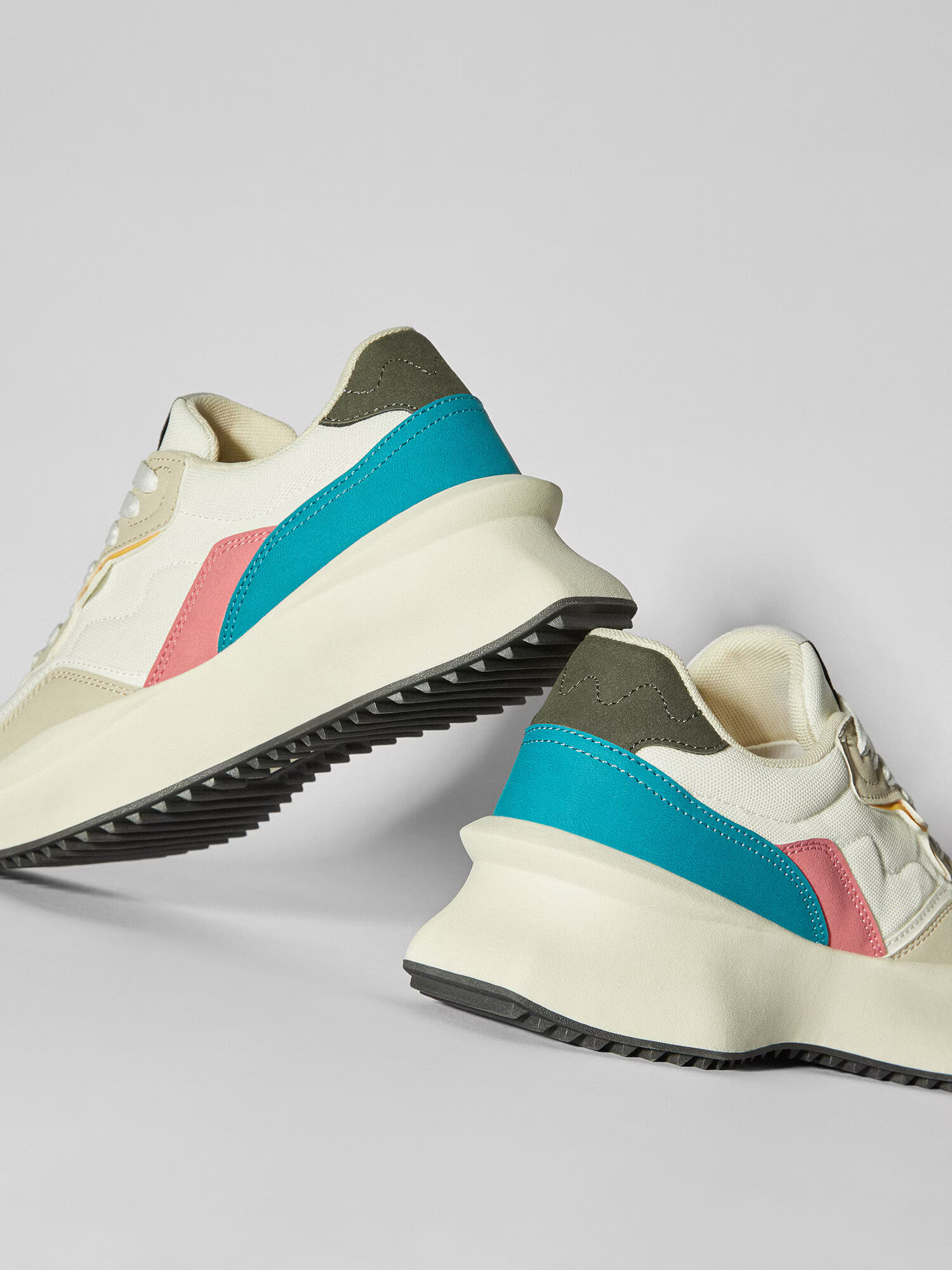 Bershka Sneaker low bej deschis / albastru pastel / roz / alb - Pled.ro