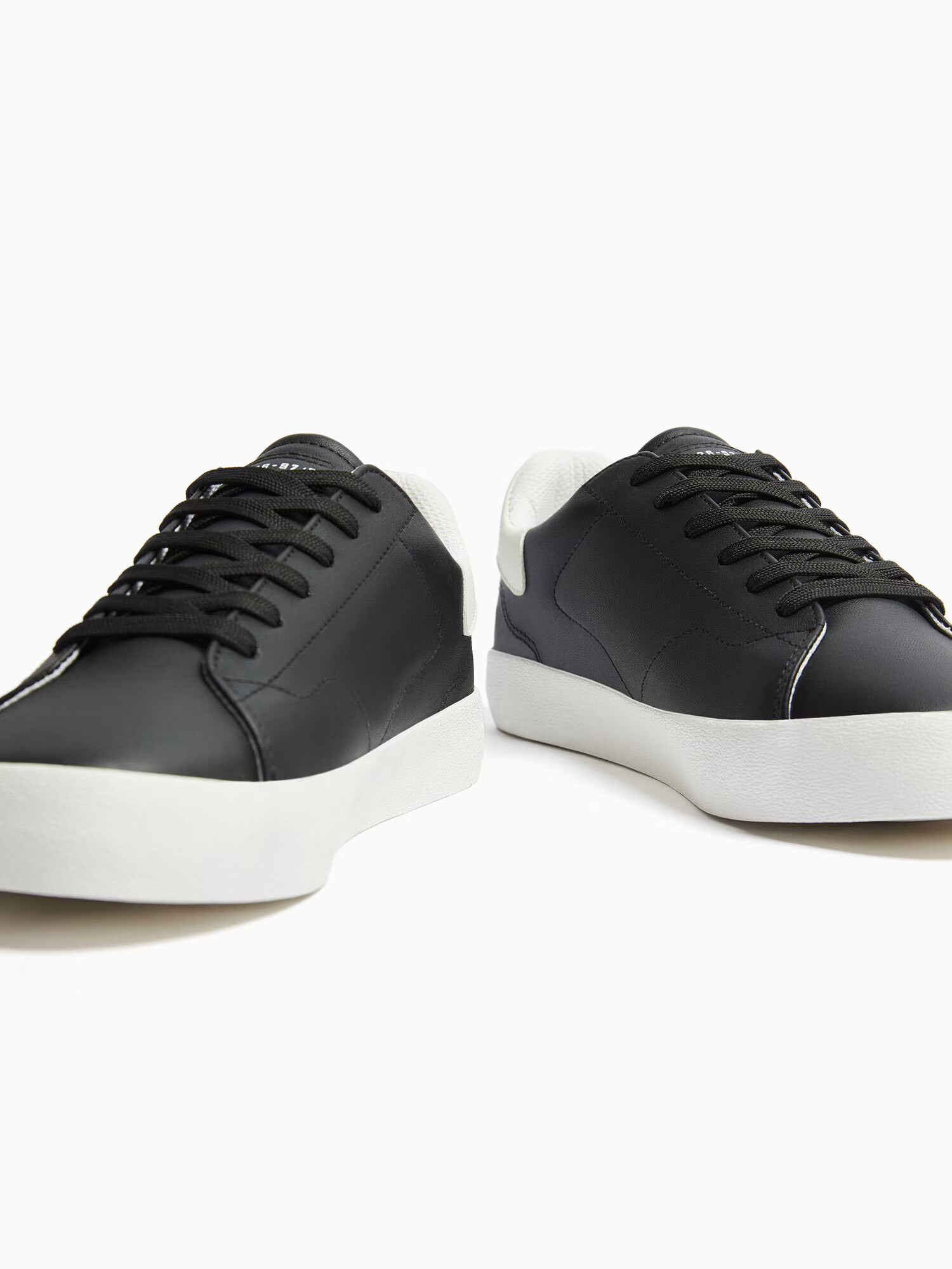 Bershka Sneaker low negru / alb - Pled.ro