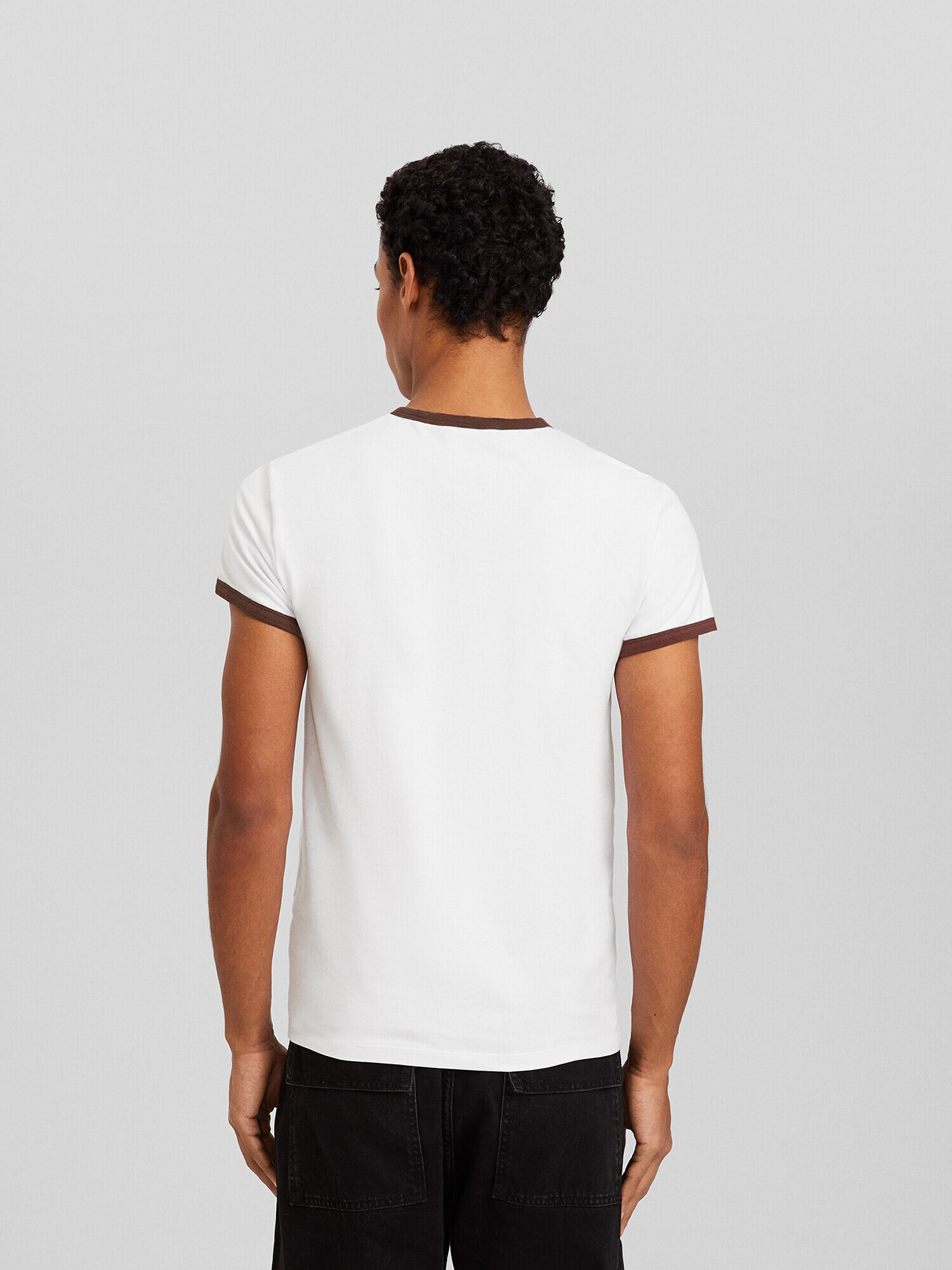 Bershka Tricou ciocolatiu / alb - Pled.ro