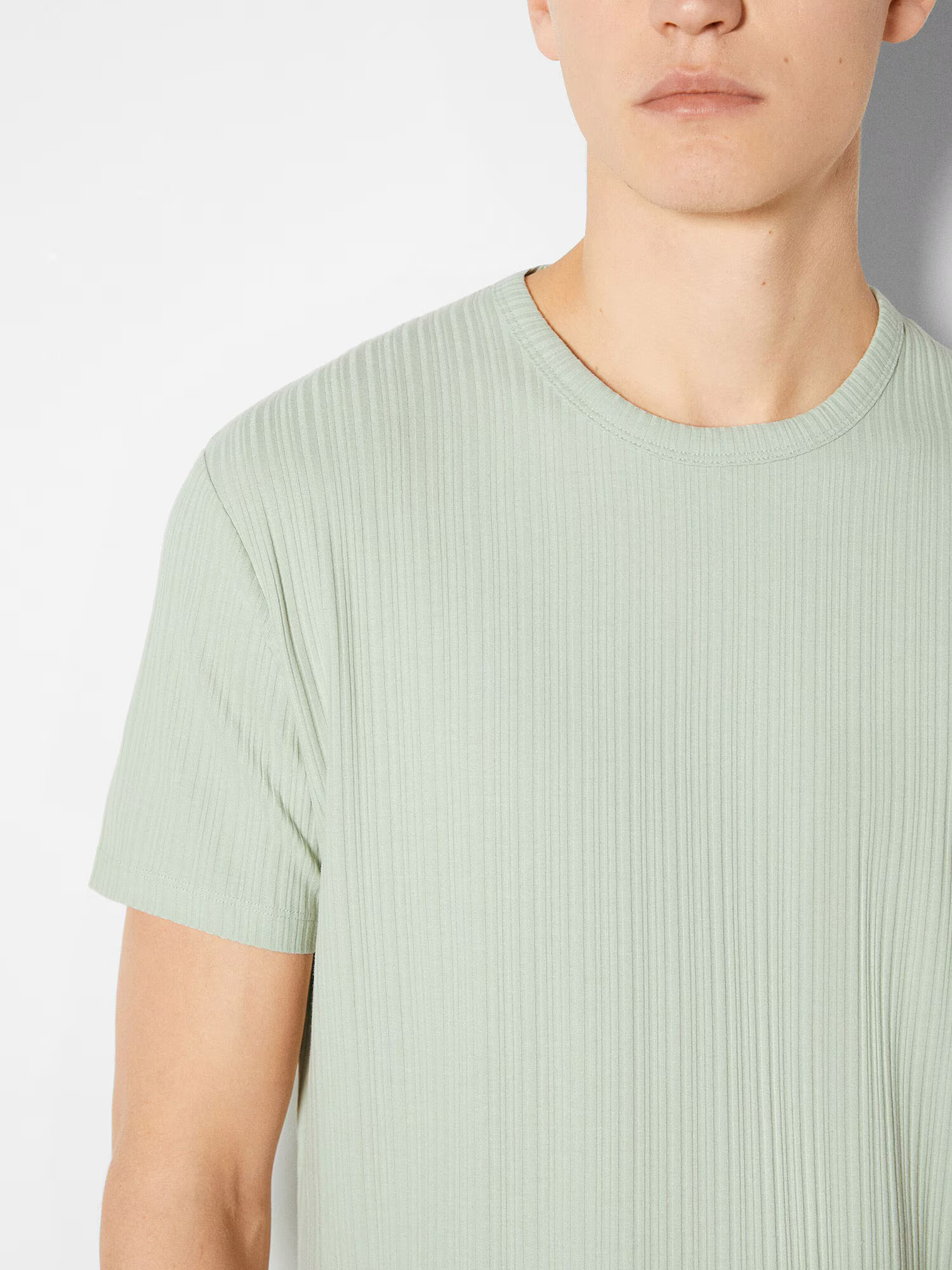 Bershka Tricou verde pastel - Pled.ro