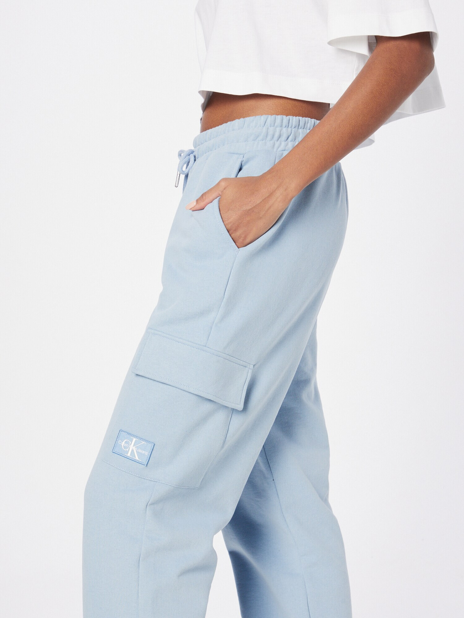 Calvin Klein Jeans Pantaloni cu buzunare albastru deschis - Pled.ro