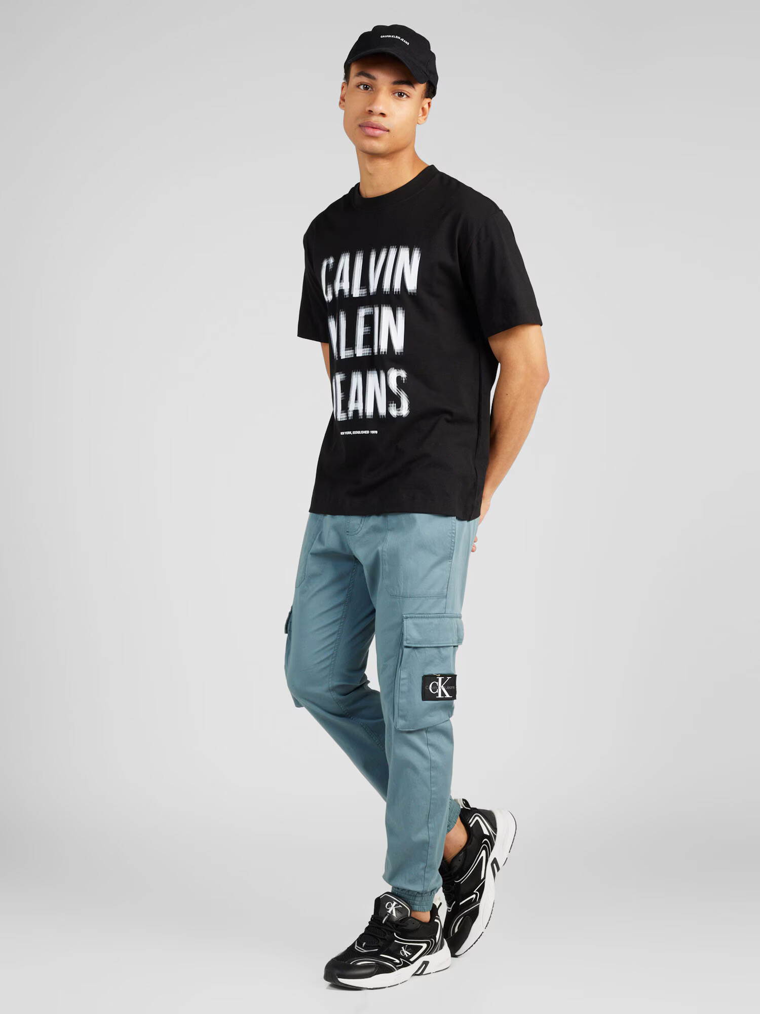 Calvin Klein Jeans Pantaloni cu buzunare albastru fumuriu - Pled.ro