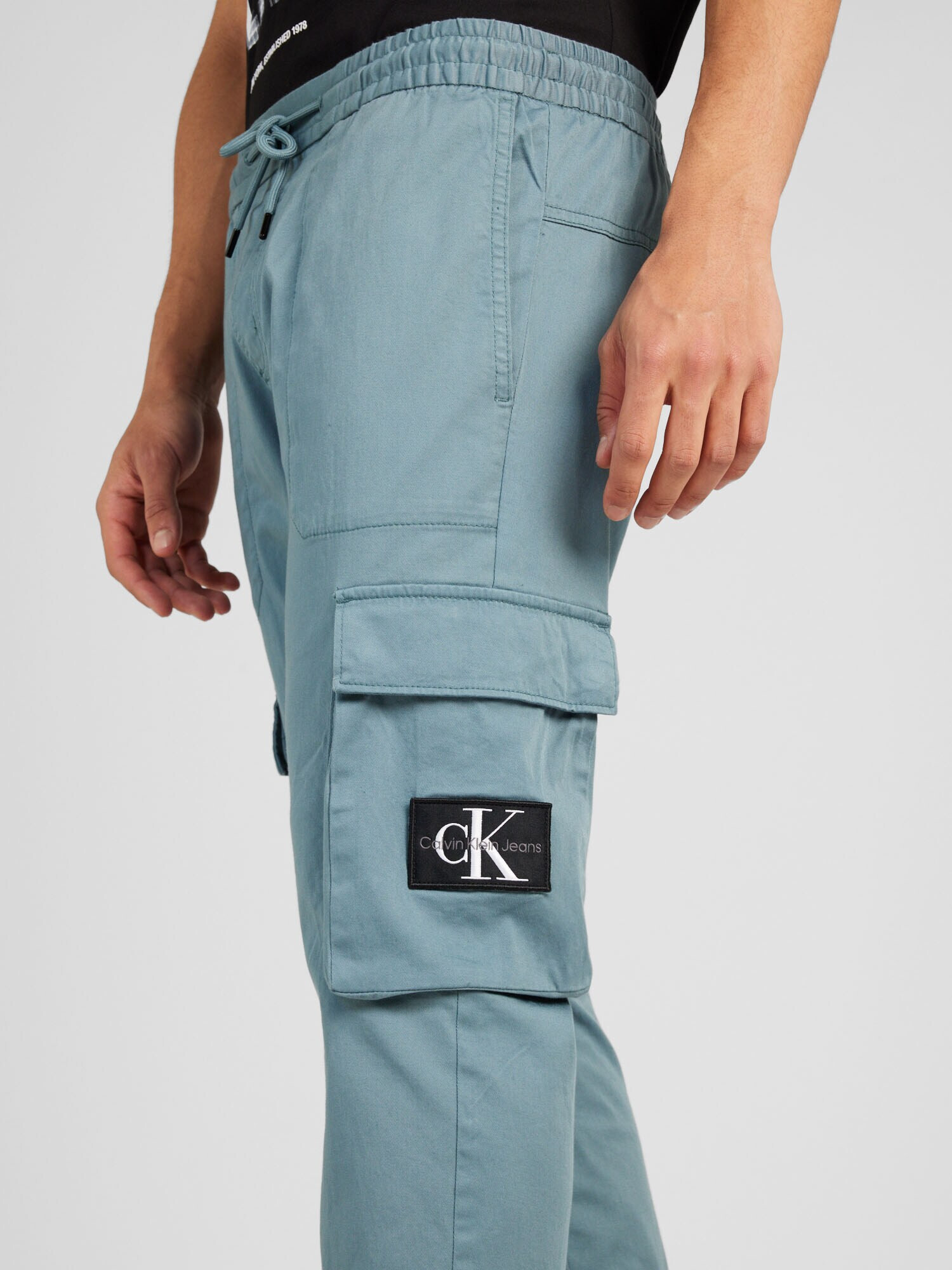 Calvin Klein Jeans Pantaloni cu buzunare albastru fumuriu - Pled.ro