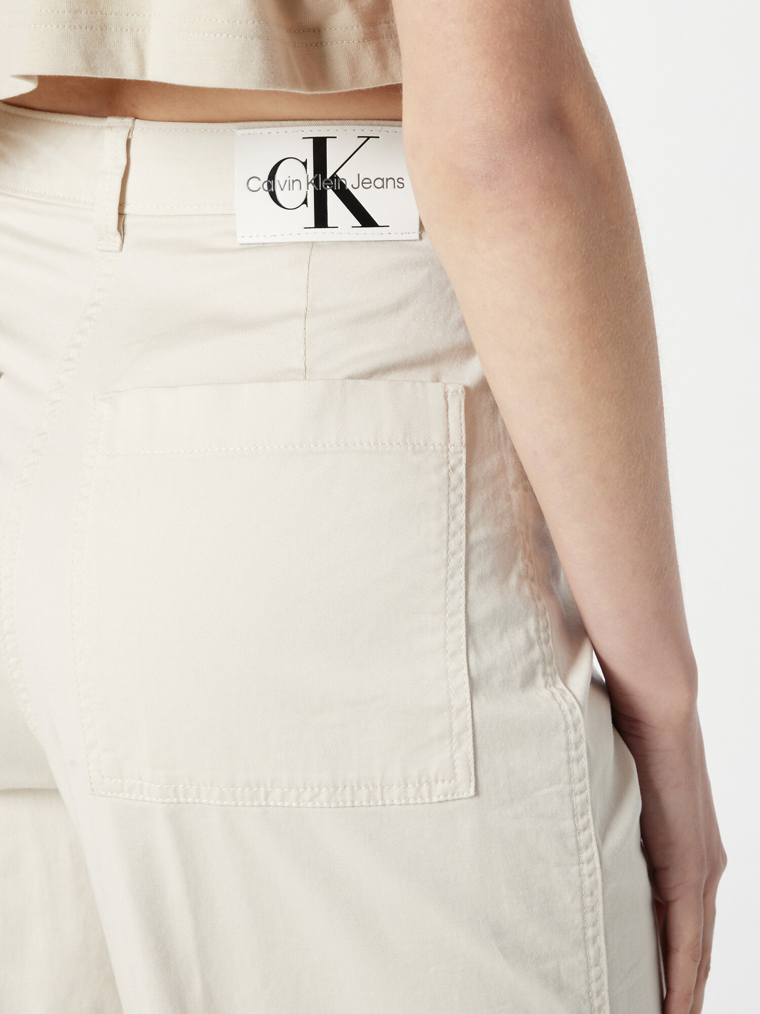 Calvin Klein Jeans Pantaloni cu buzunare alb coajă de ou - Pled.ro