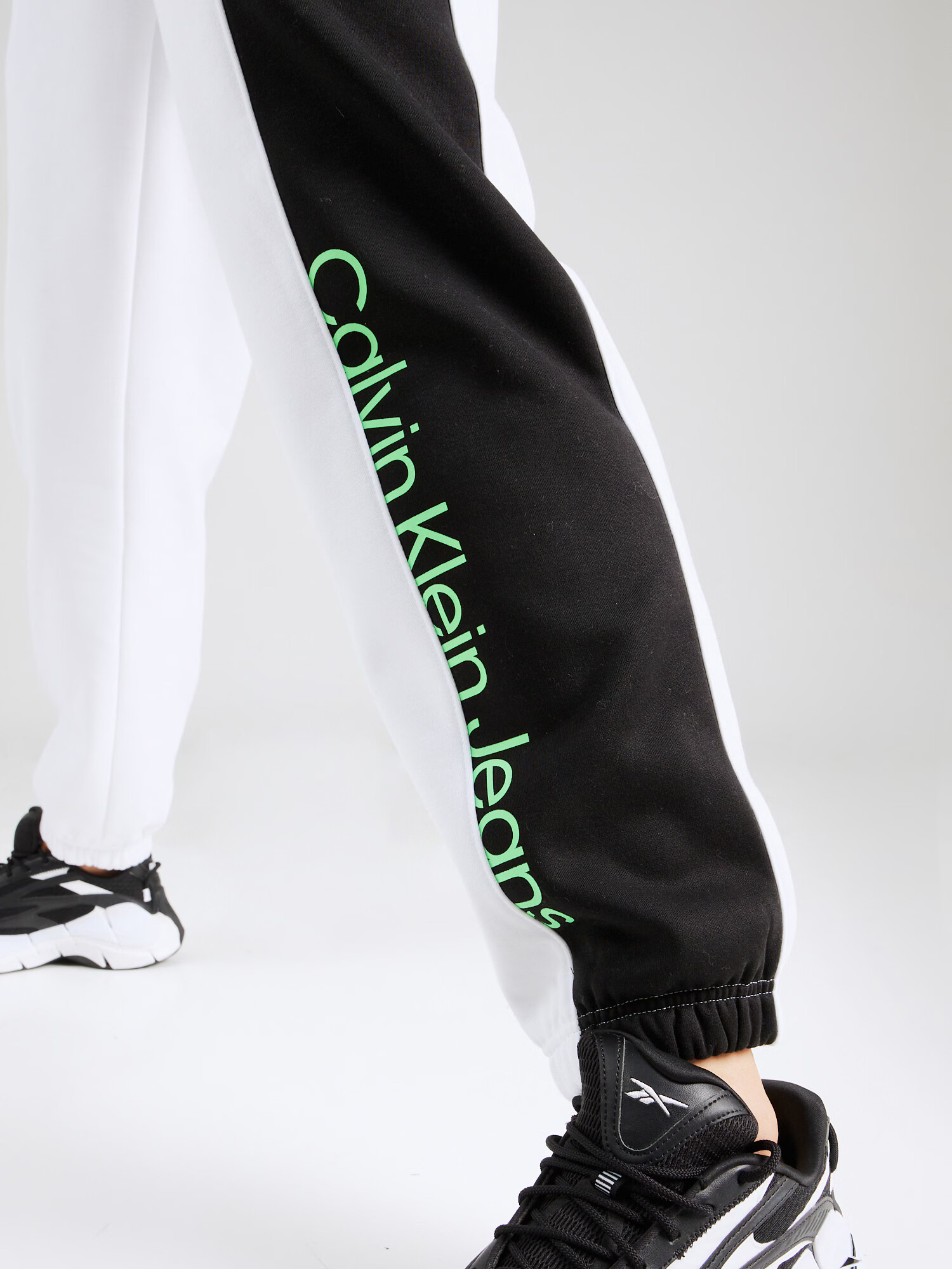 Calvin Klein Jeans Pantaloni verde mentă / negru / alb - Pled.ro