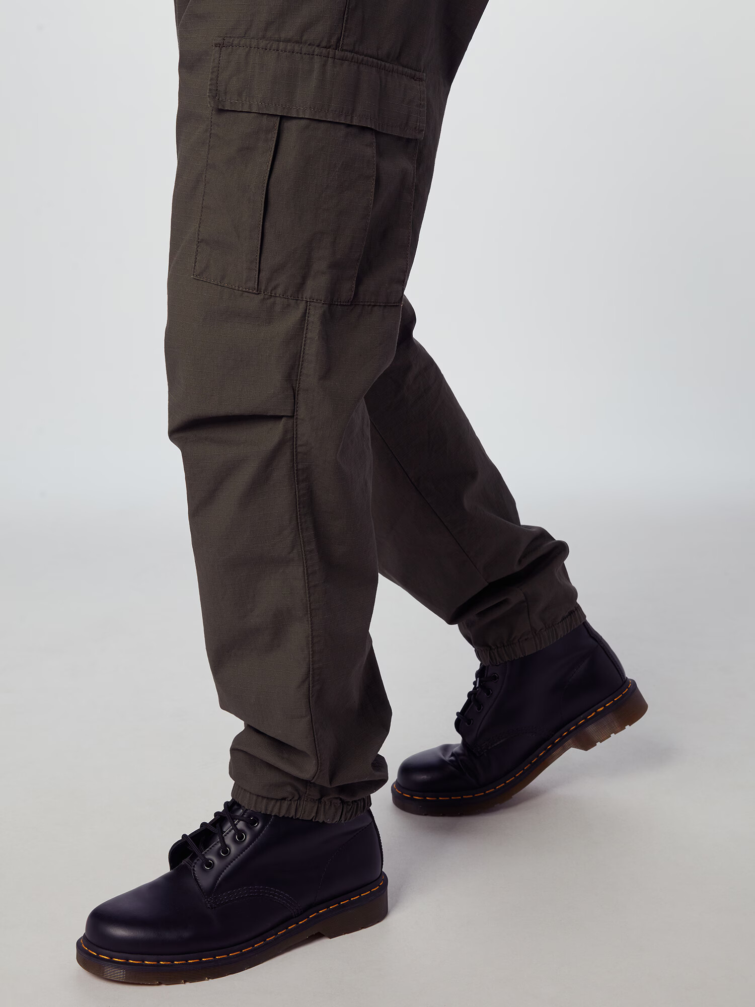 Carhartt WIP Pantaloni cu buzunare oliv - Pled.ro