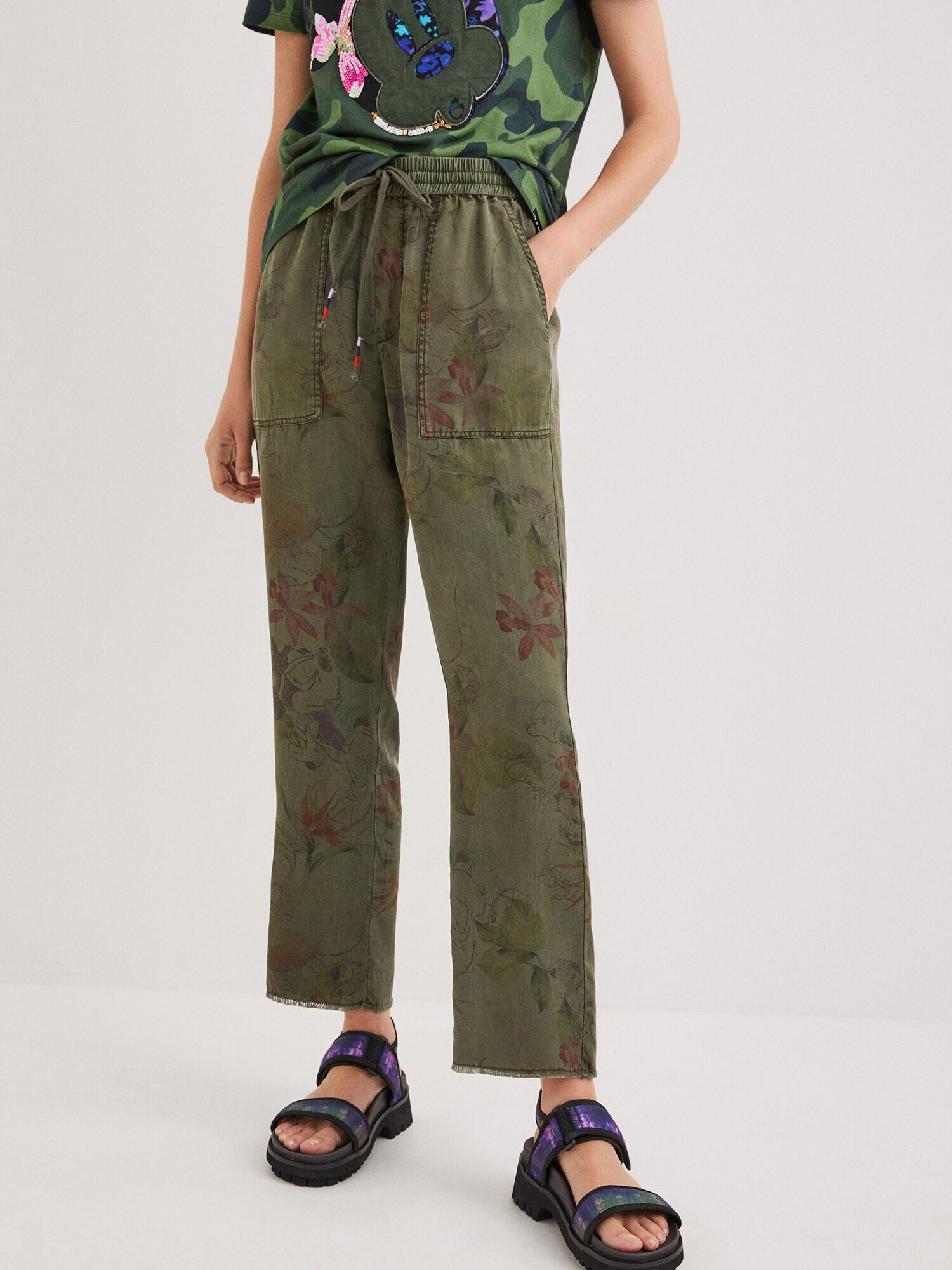 Desigual Pantaloni gri grafit / kaki / verde deschis / roșu - Pled.ro