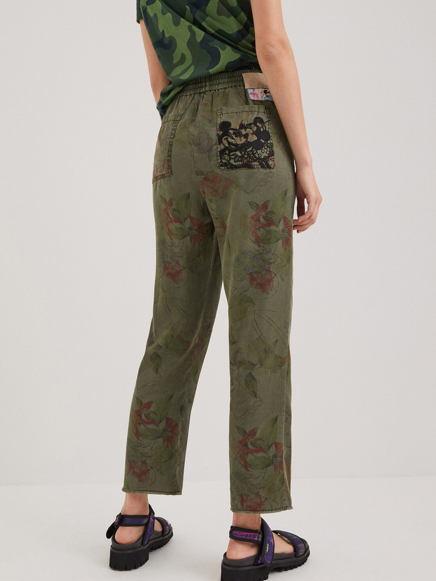 Desigual Pantaloni gri grafit / kaki / verde deschis / roșu - Pled.ro