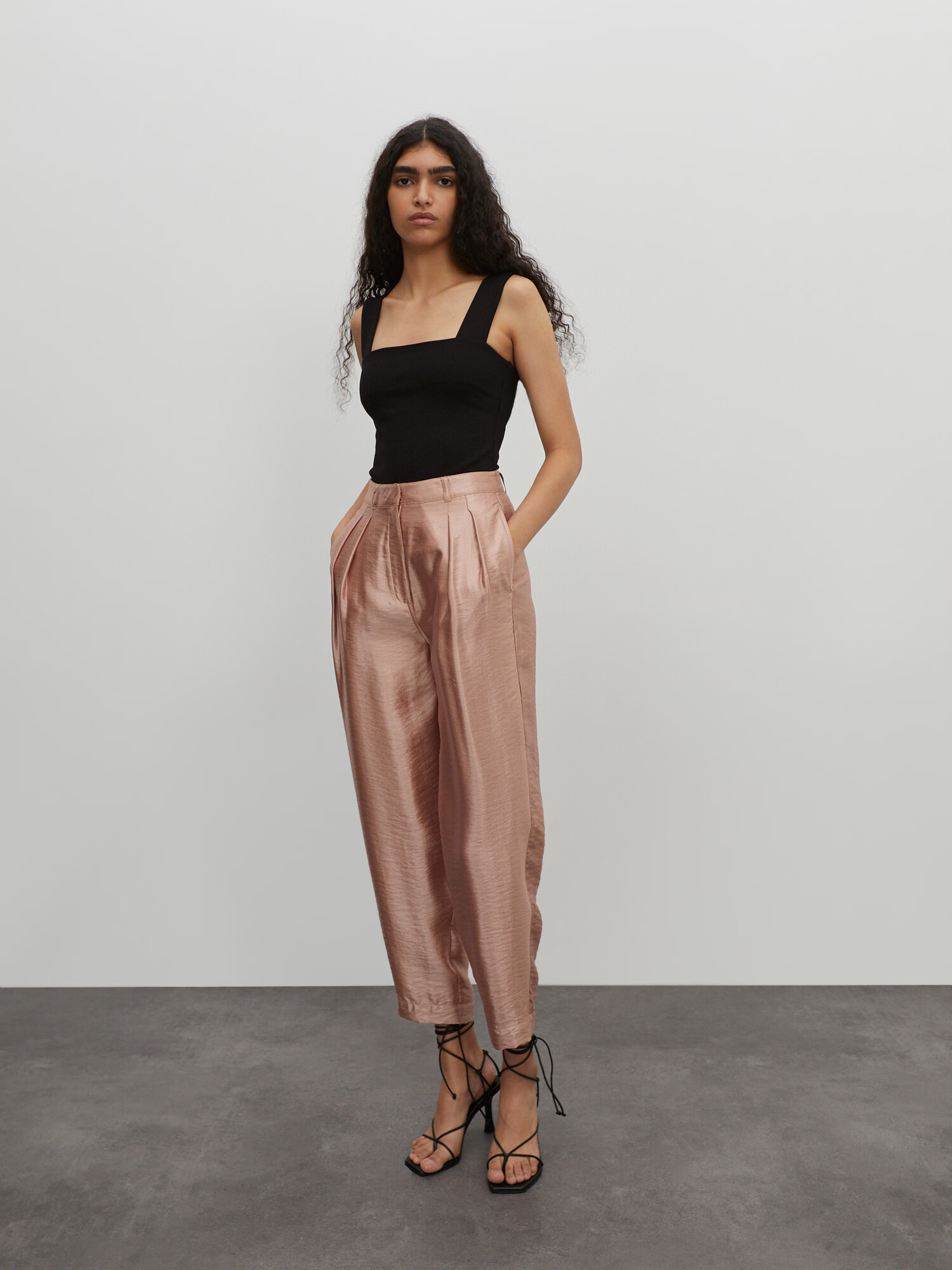 EDITED Pantaloni cutați 'Rea shine' rosé - Pled.ro