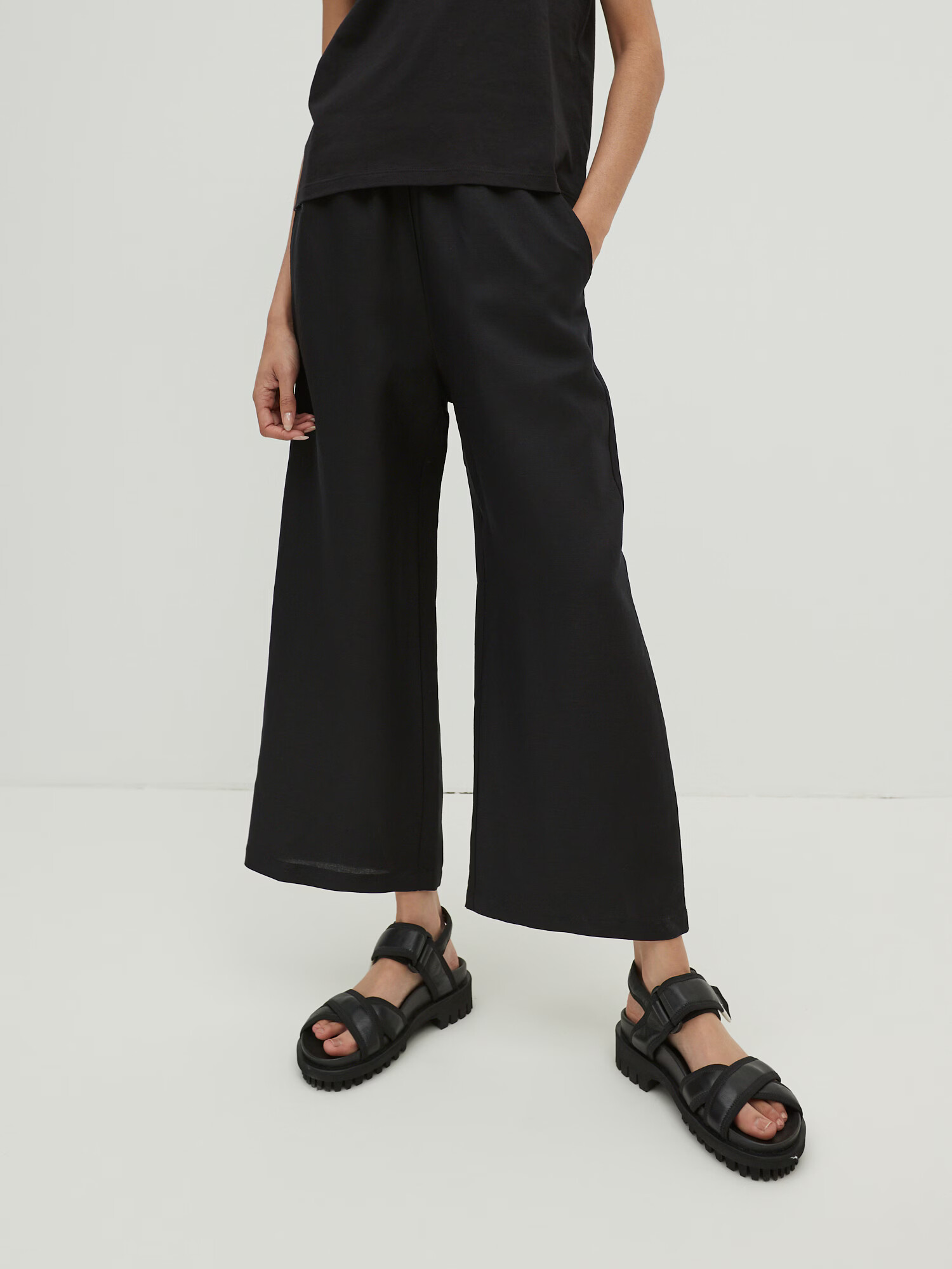 EDITED Pantaloni 'Nona' negru - Pled.ro