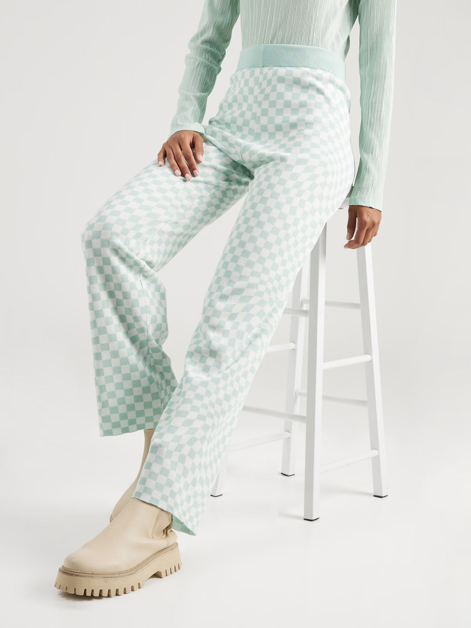 florence by mills exclusive for ABOUT YOU Pantaloni 'Copal' verde pastel / alb - Pled.ro