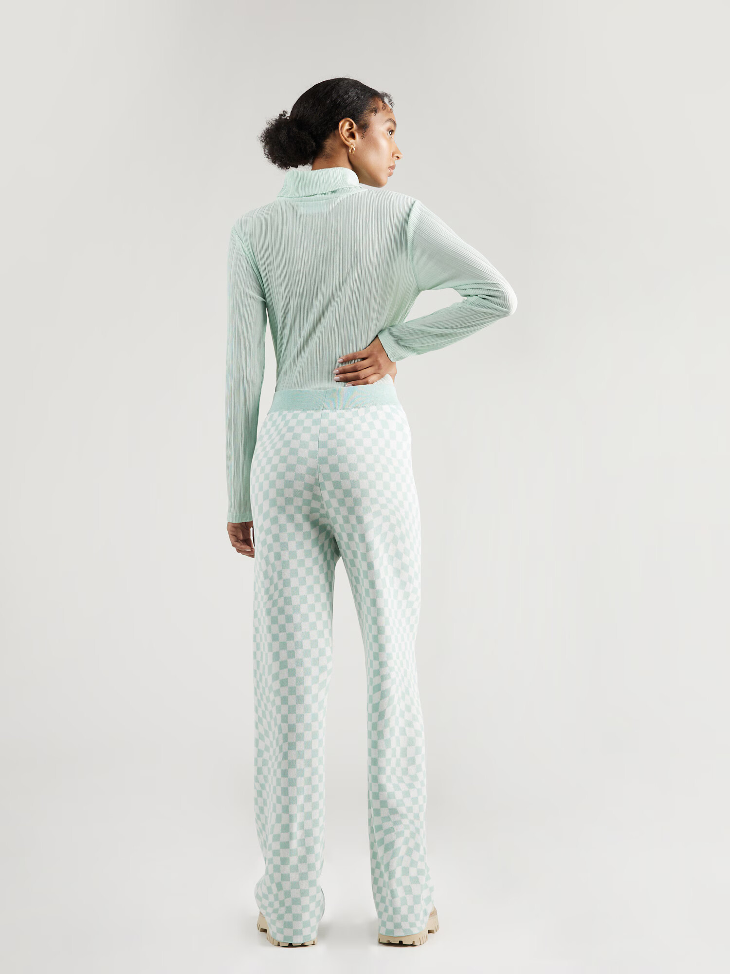 florence by mills exclusive for ABOUT YOU Pantaloni 'Copal' verde pastel / alb - Pled.ro