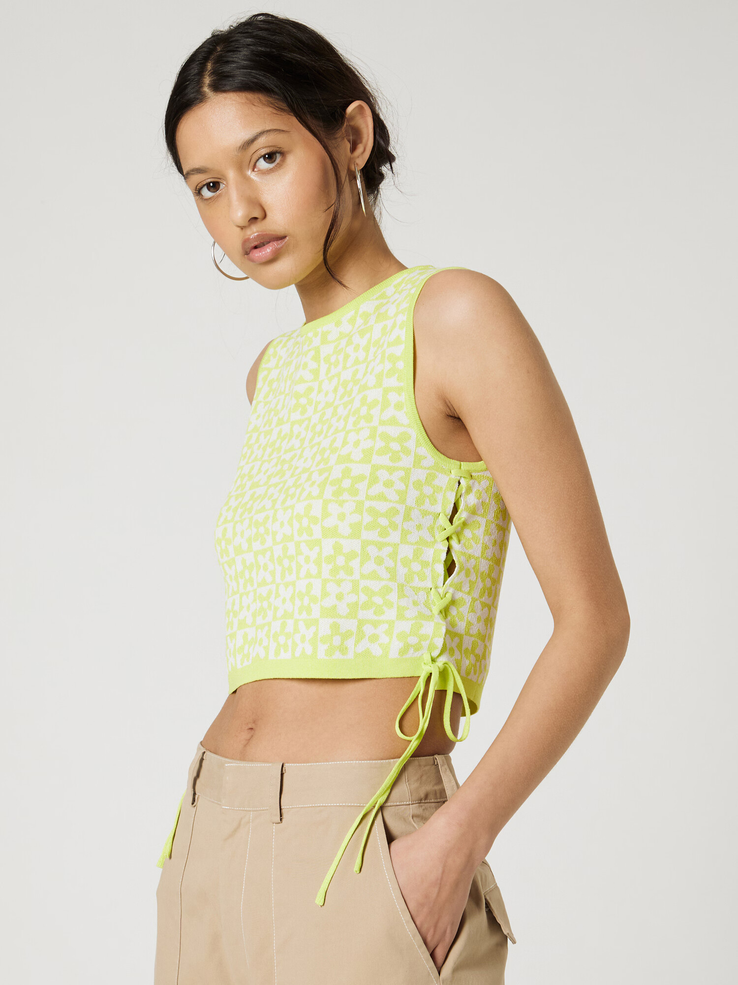 florence by mills exclusive for ABOUT YOU Top brodat 'Flower Child ' verde neon / alb - Pled.ro